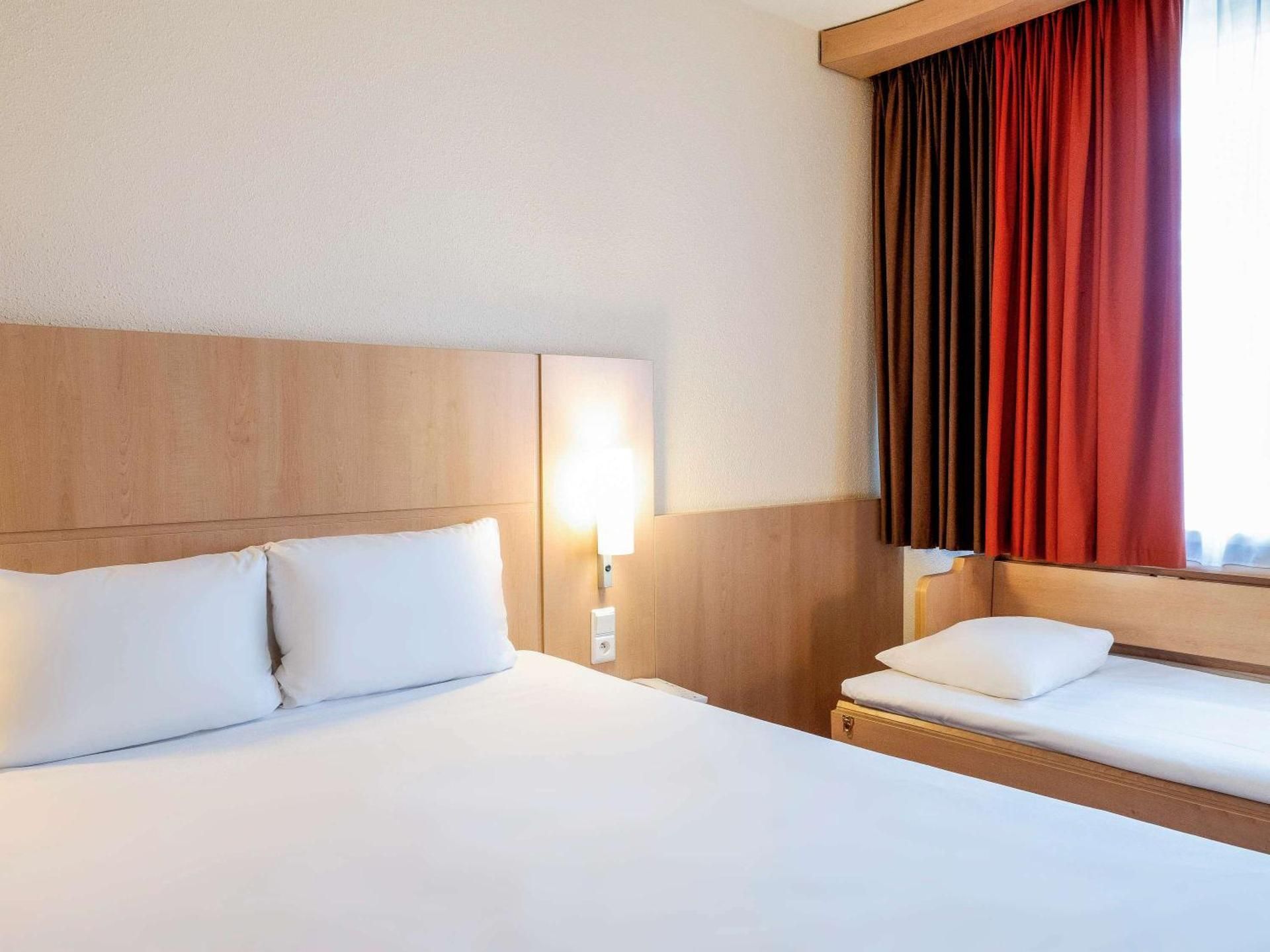 Standard Room with One Double Bed and One Single Bed
