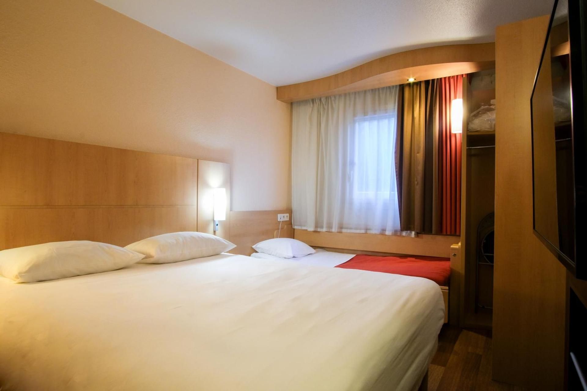 Standard Room with One Double Bed and One Single Bed