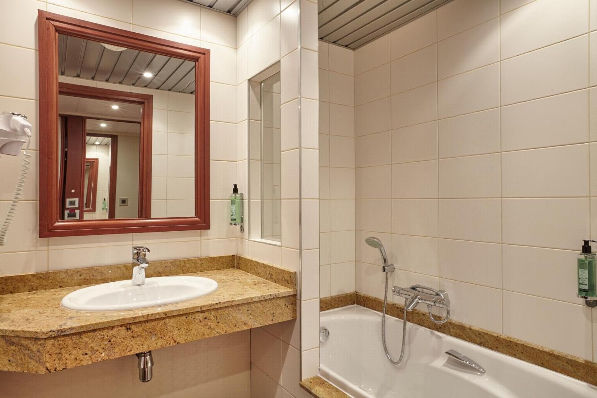 Standing Double/Twin Room Lake View Terrace