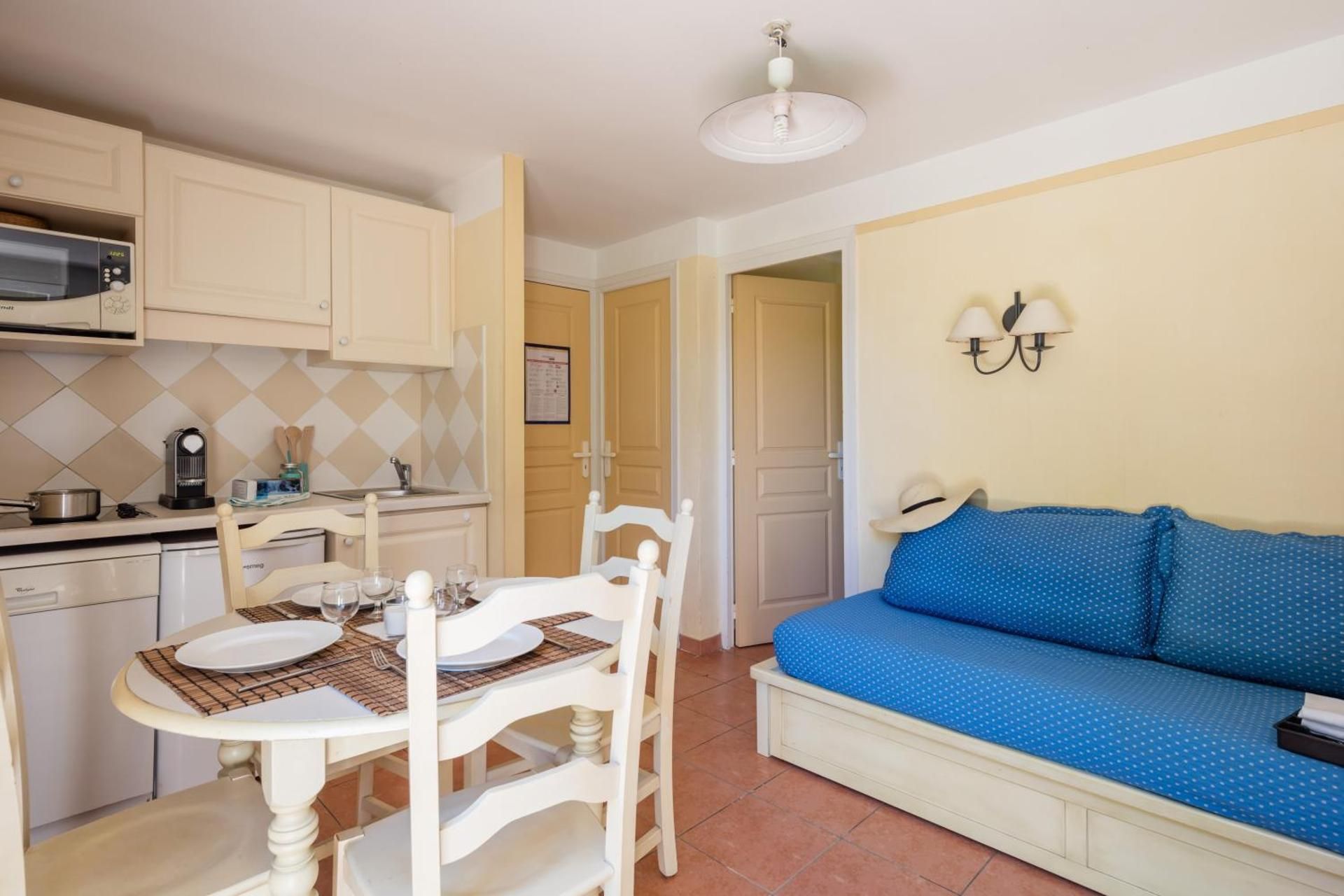 One-Bedroom Apartment with Terrace (4 People) - Garden Level