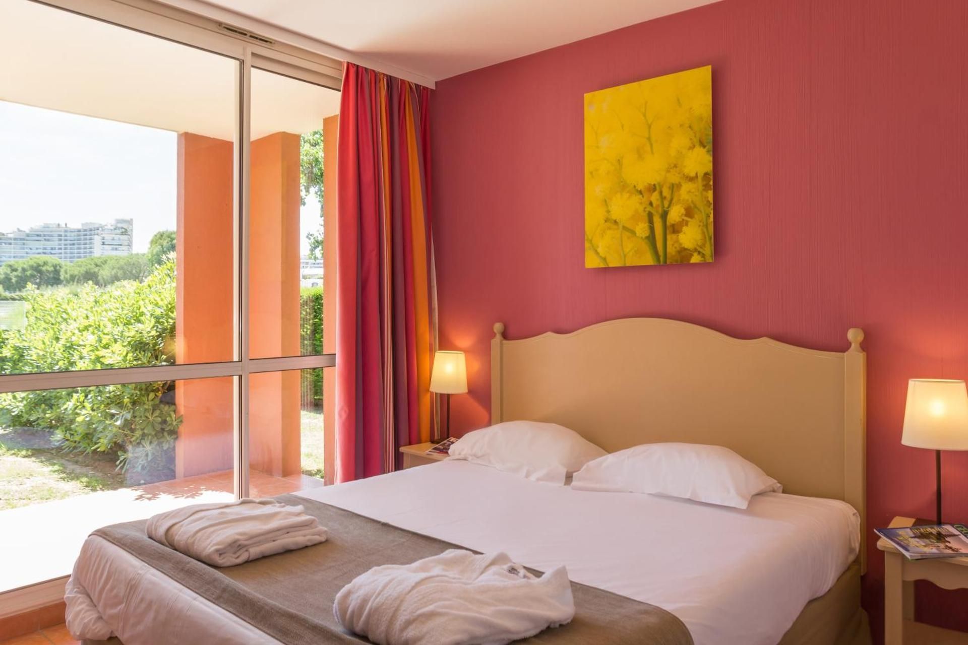 One-Bedroom Apartment with Sleeping Alcove and Terrace or Balcony (6 People)