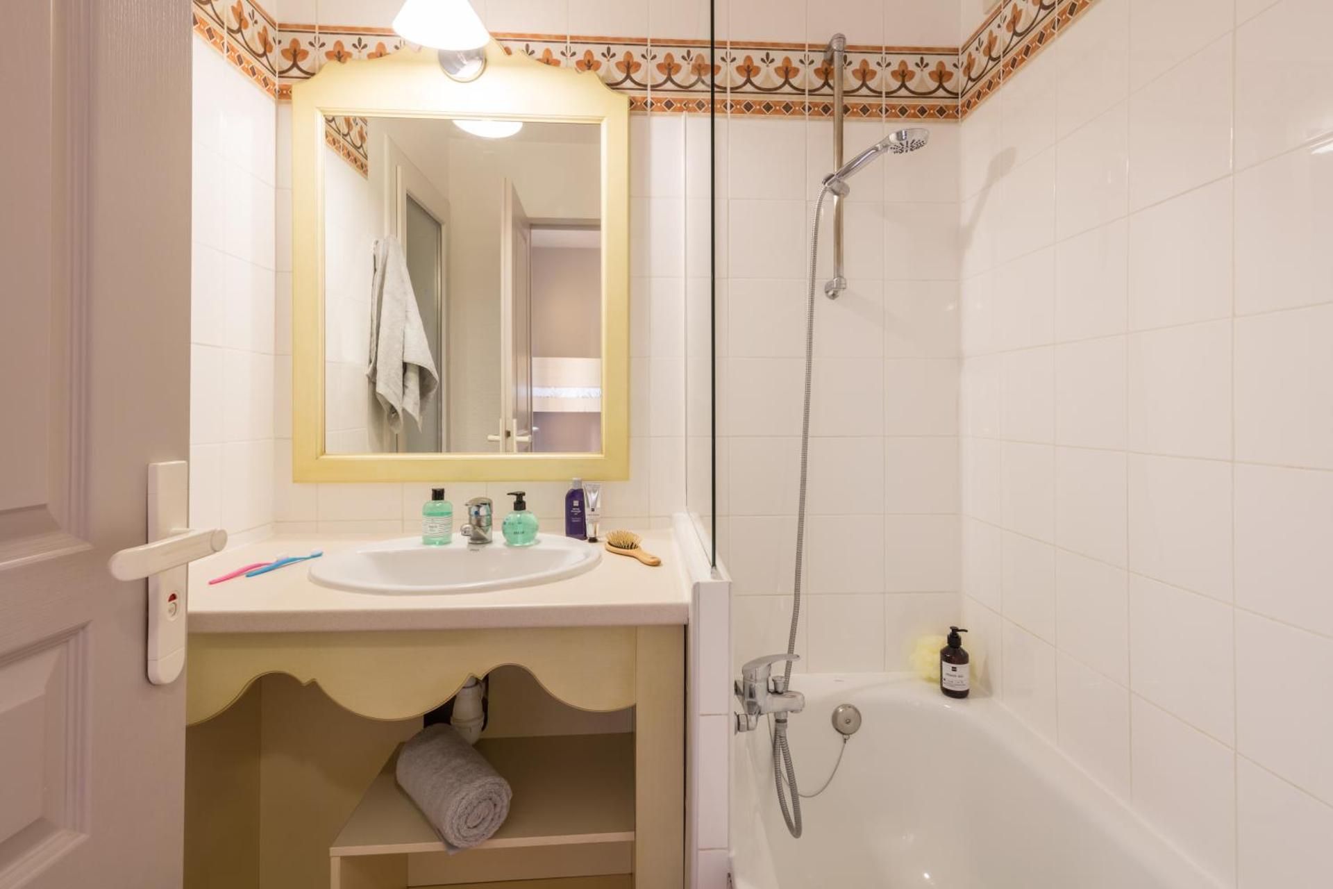 One-Bedroom Apartment with Sleeping Alcove and Terrace or Balcony (6 People)
