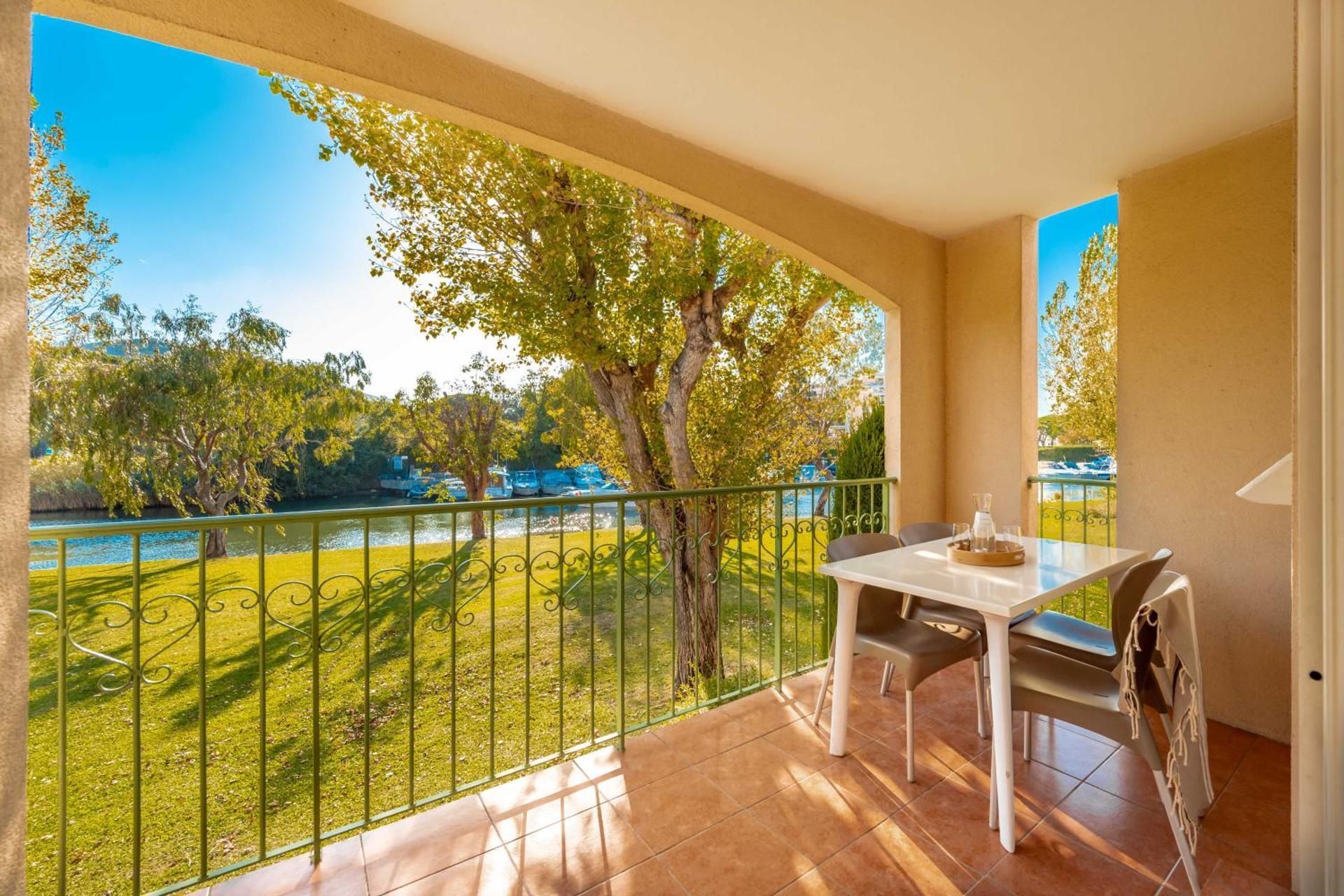 One-Bedroom Apartment with Terrace or Balcony (5 People) - River View