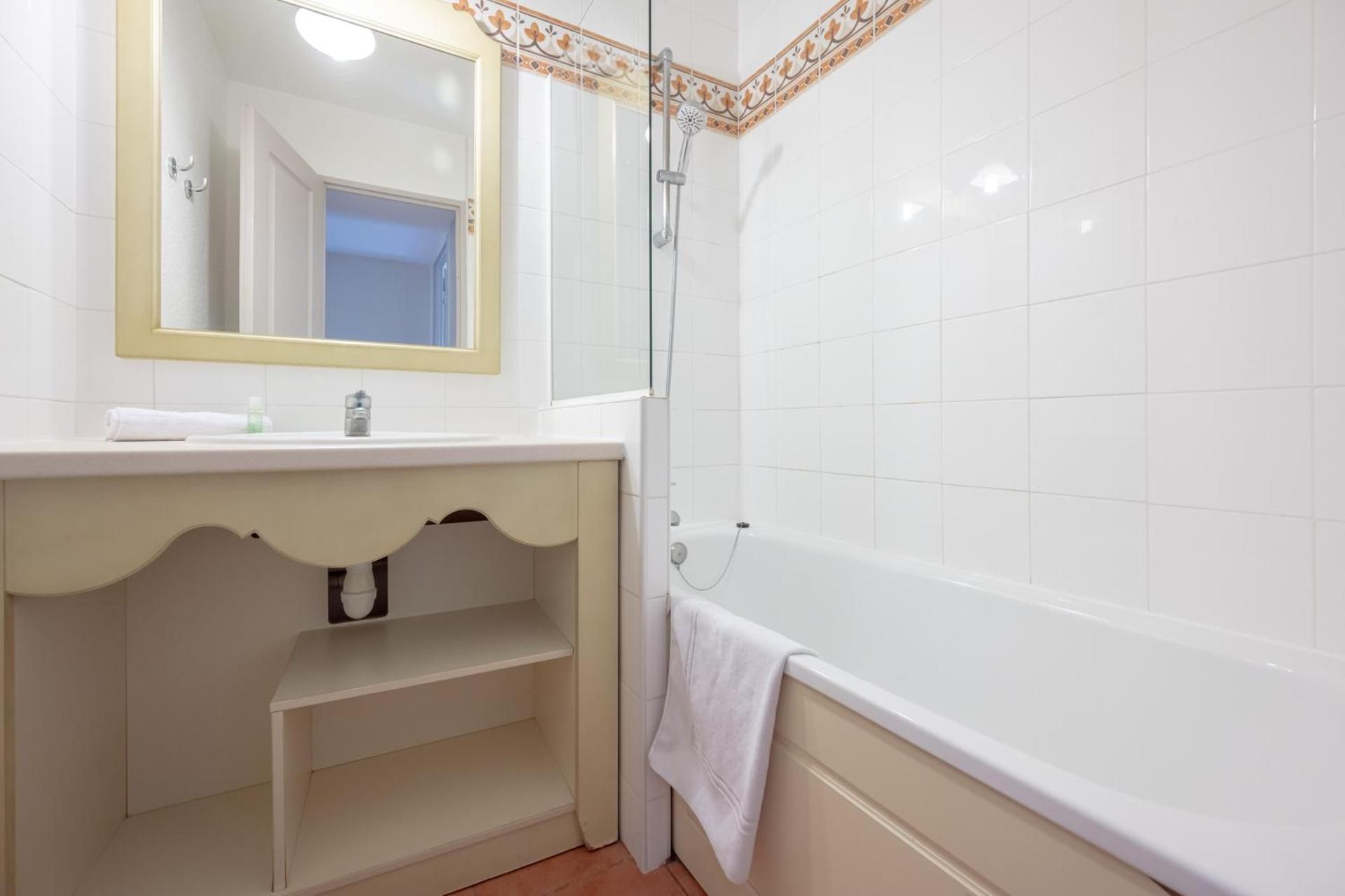 One-Bedroom Apartment with Terrace or Balcony (5 People)
