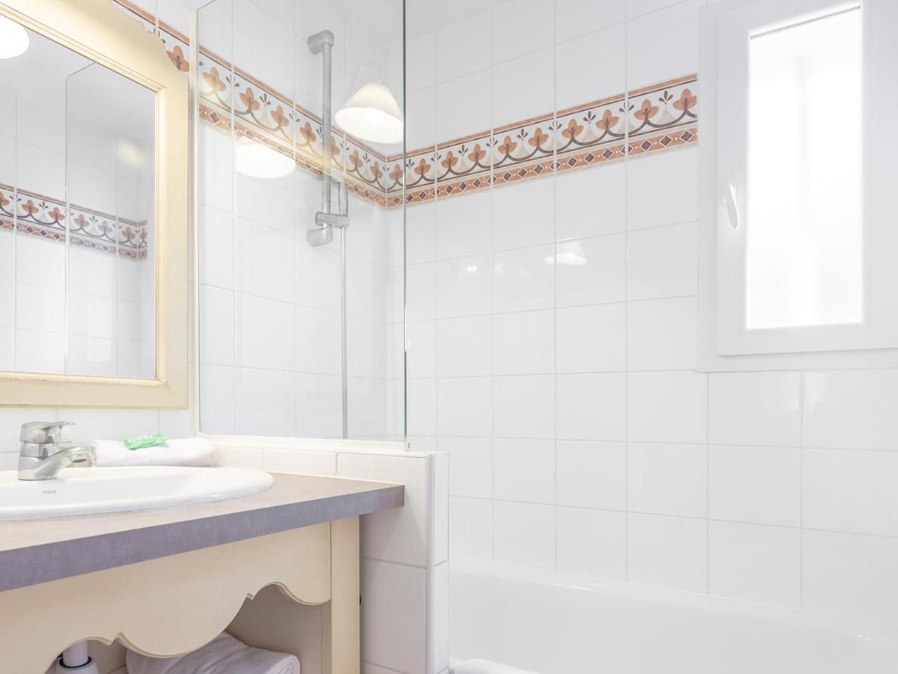 Two-Bedroom Apartment with Terrace (6 People) - Garden Level