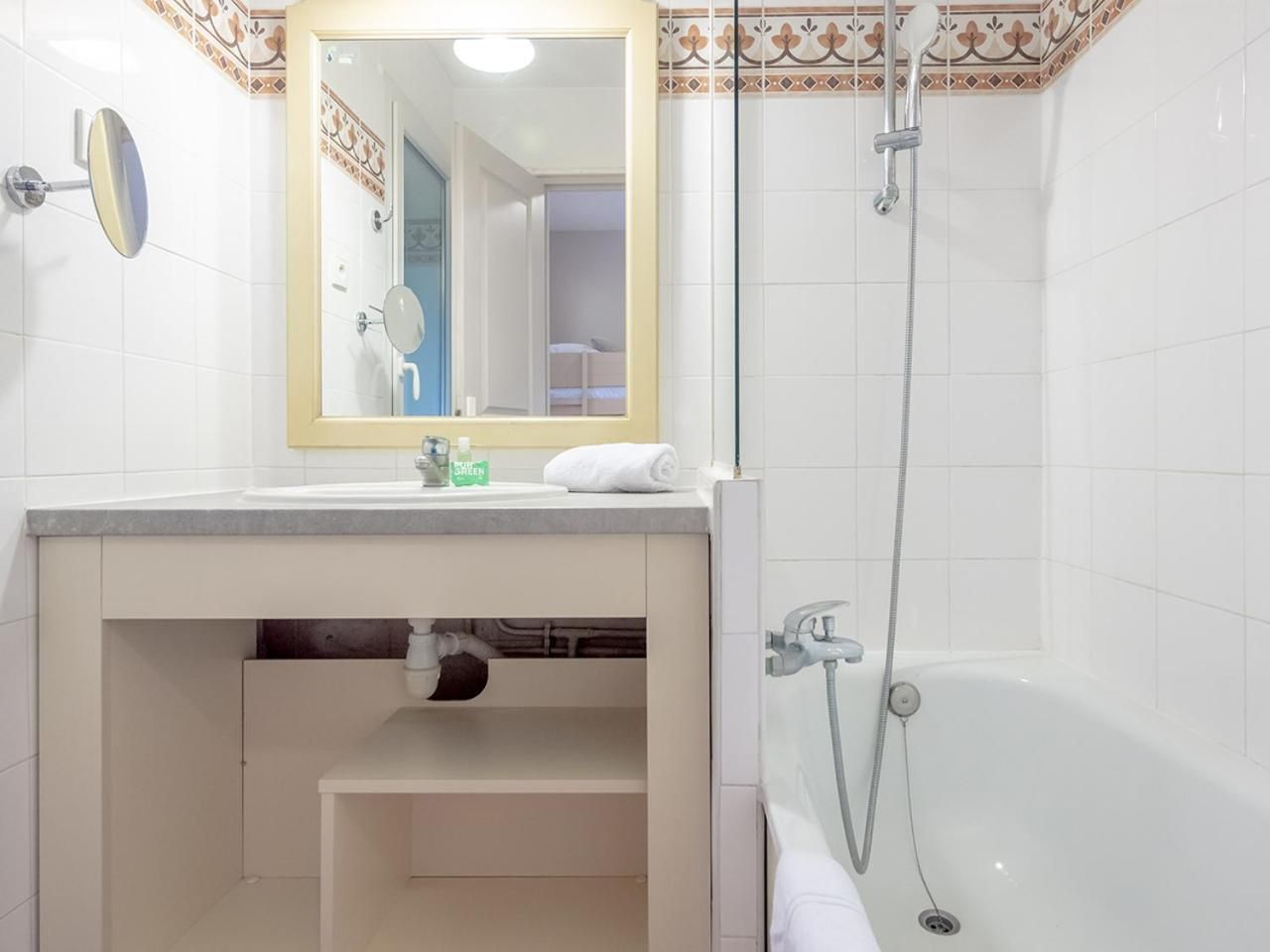 One-Bedroom Apartment with Sleeping Alcove and Terrace or Balcony (6 People) - River View