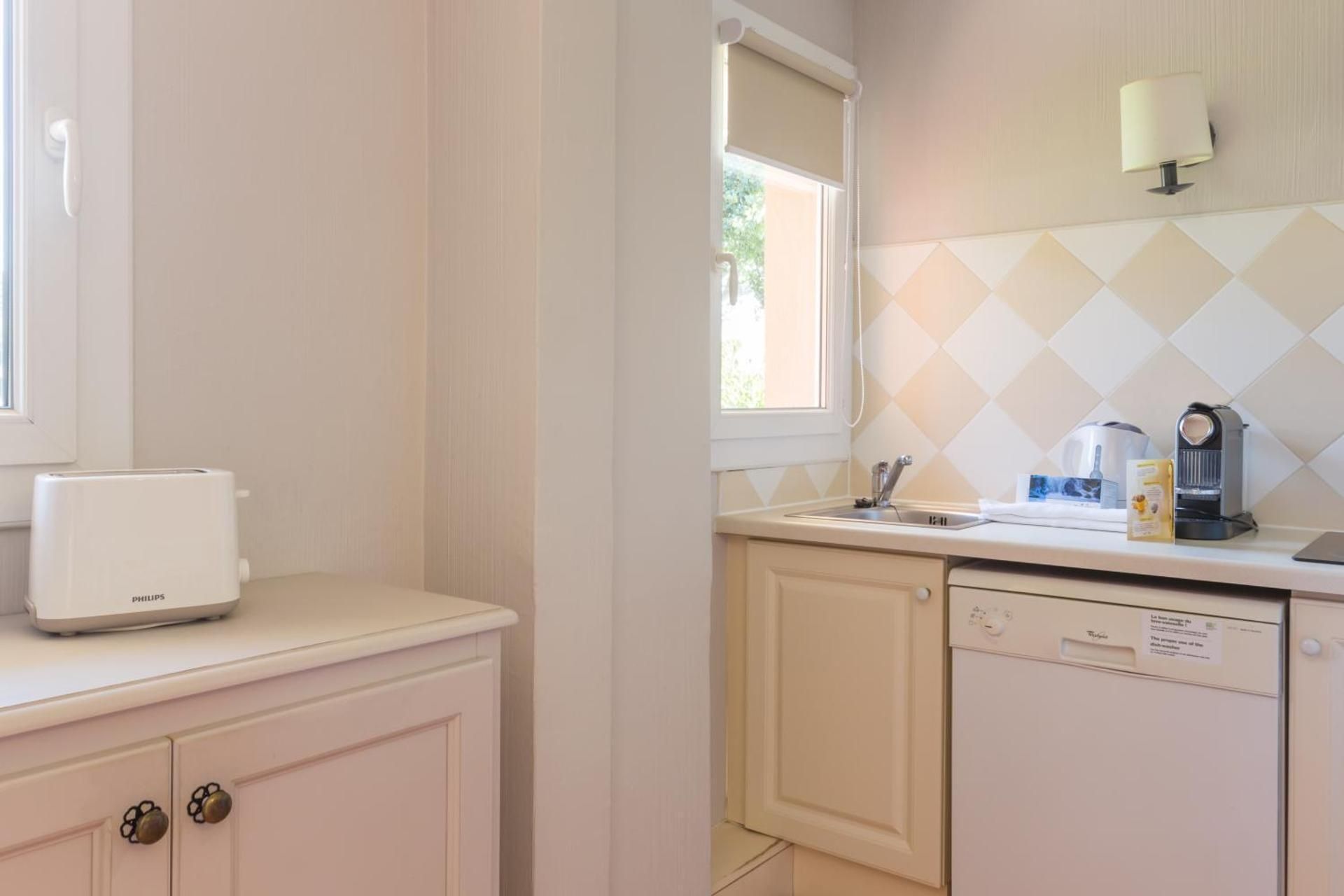 Standard One-Bedroom Apartment with Sleeping Alcove and Terrace or Balcony (6 People)