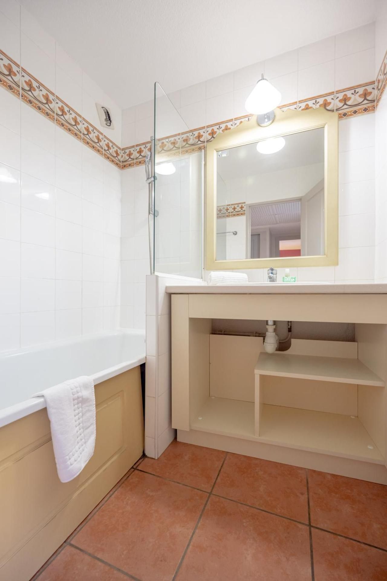 Standard One-Bedroom Apartment with Terrace or Balcony (5 People)