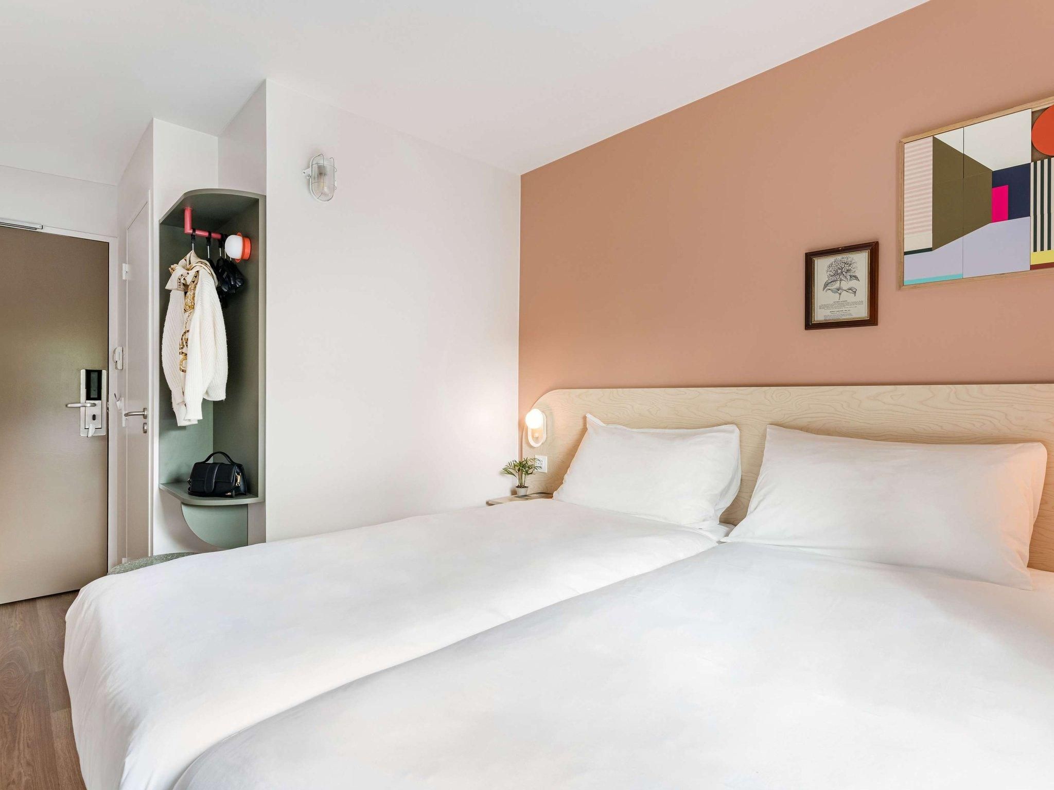 Pop Room With 2 Single-Size Beds