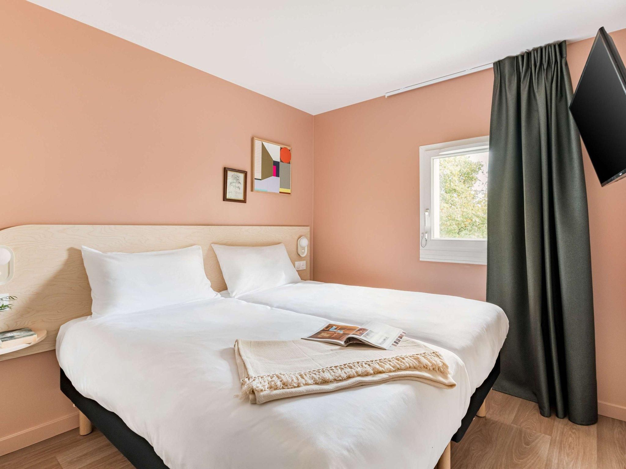 Pop Room With 2 Single-Size Beds