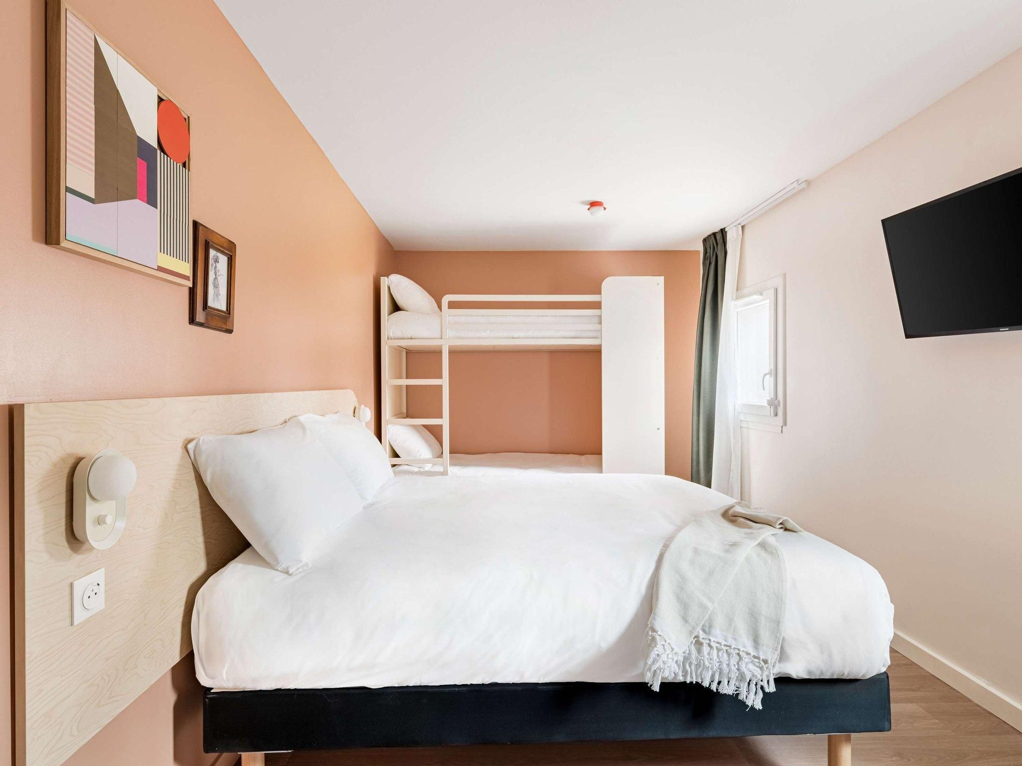 Pop Family Room With 1 Double Bed And 2 Single Beds