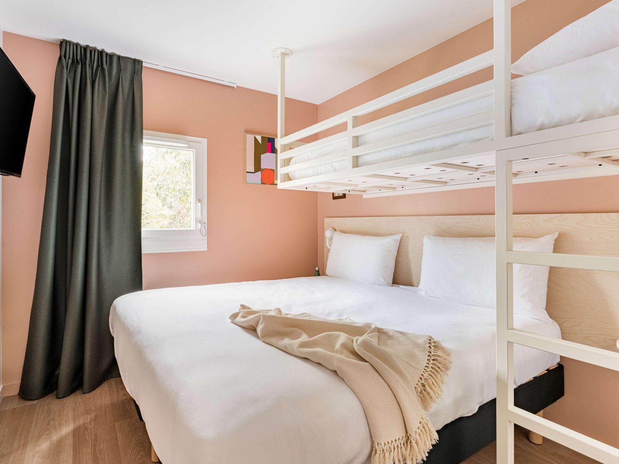 Pop Triple Room With 1 Double Bed And 1 Bunk Bed