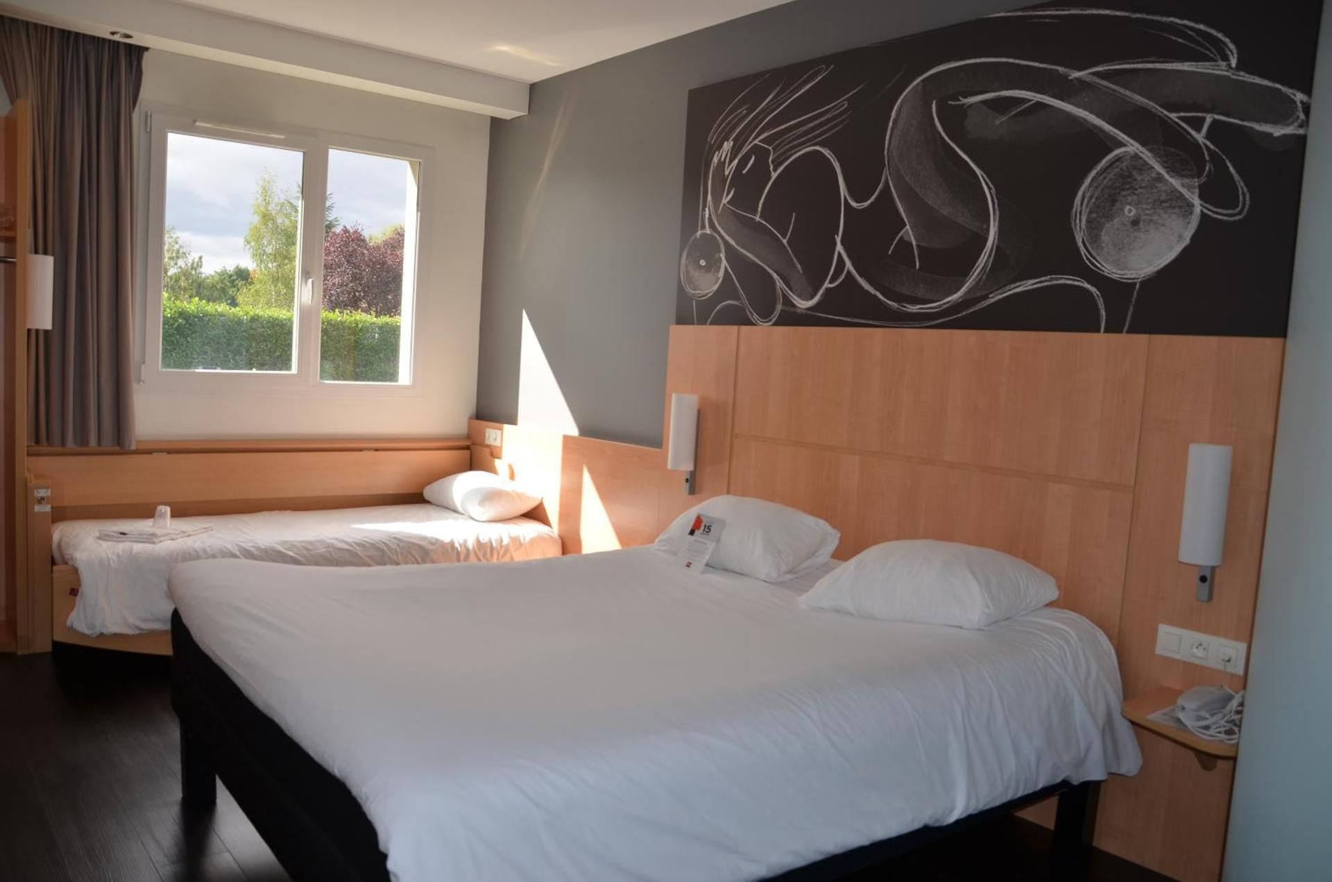 Standard Room with one double bed and one single bed