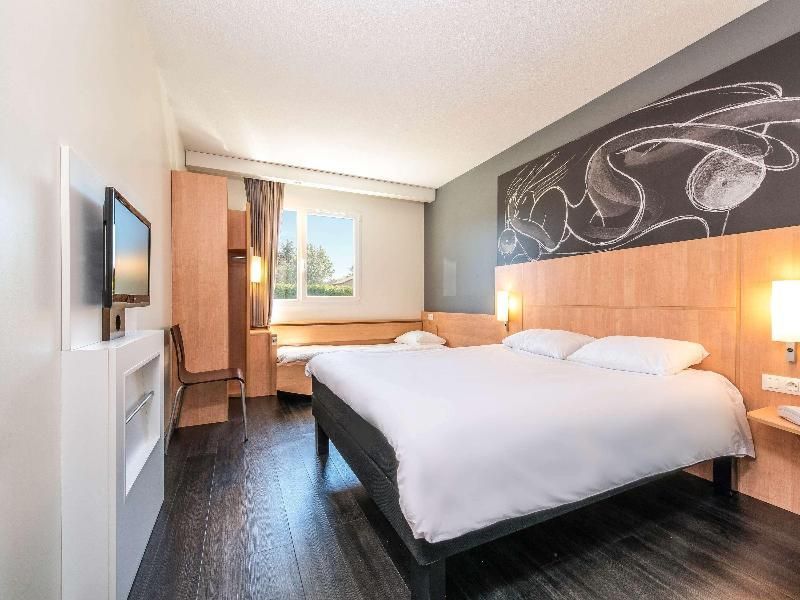 Standard Room with one double bed and one single bed