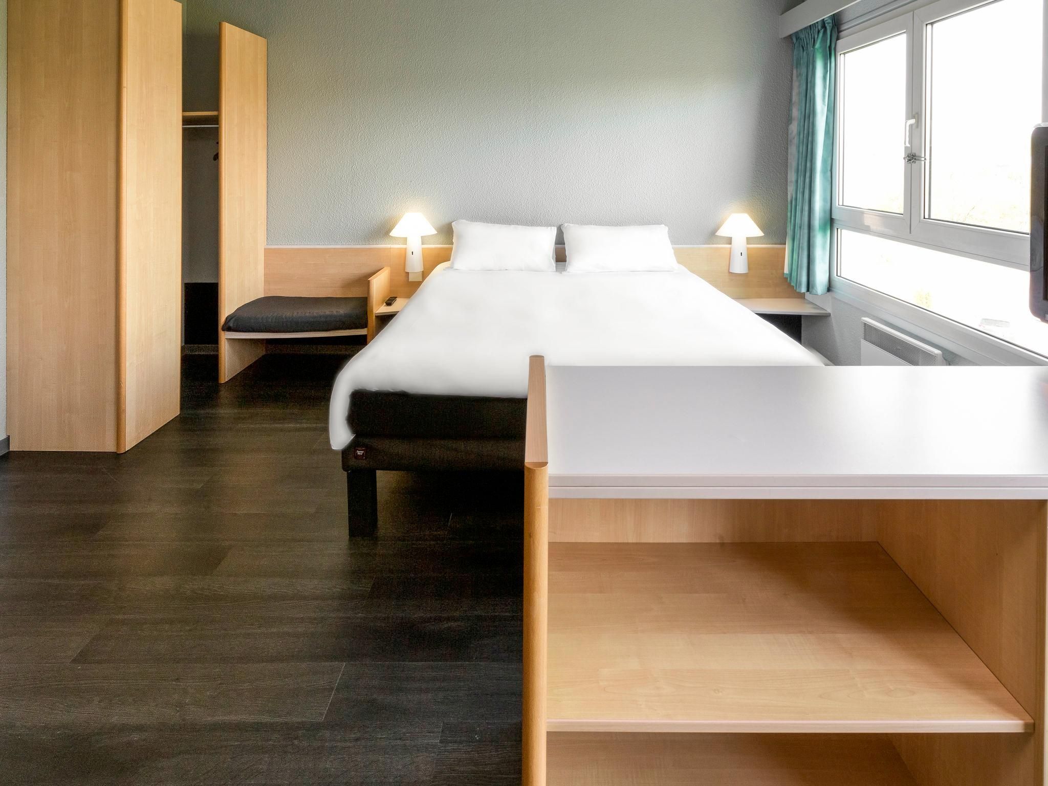 Standard Room with 1 Double Bed and Twin Beds