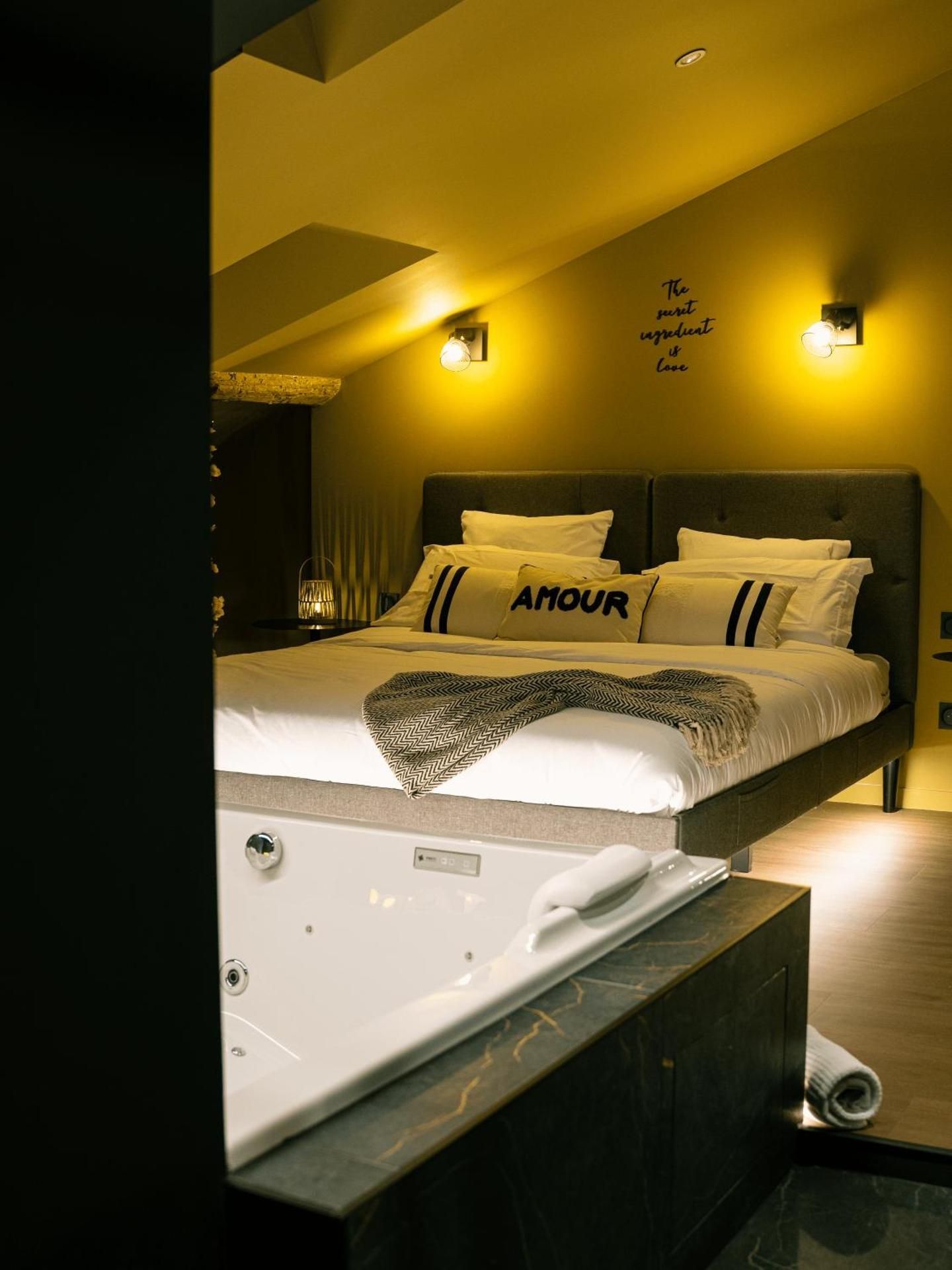 Deluxe One-Bedroom Apartment