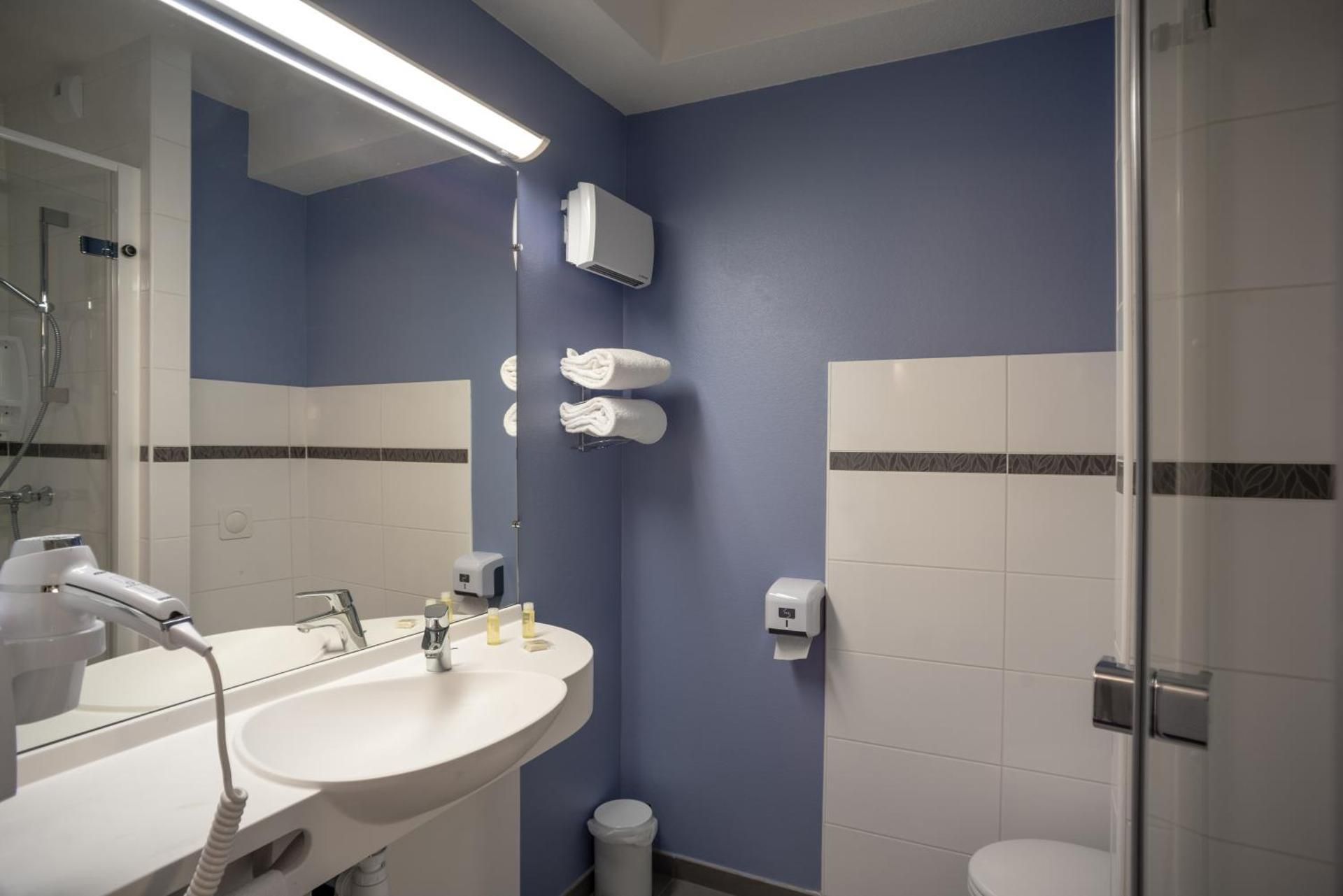 Quadruple Room (1 double bed, 1 single bed, 1 child bed (70/63 in))