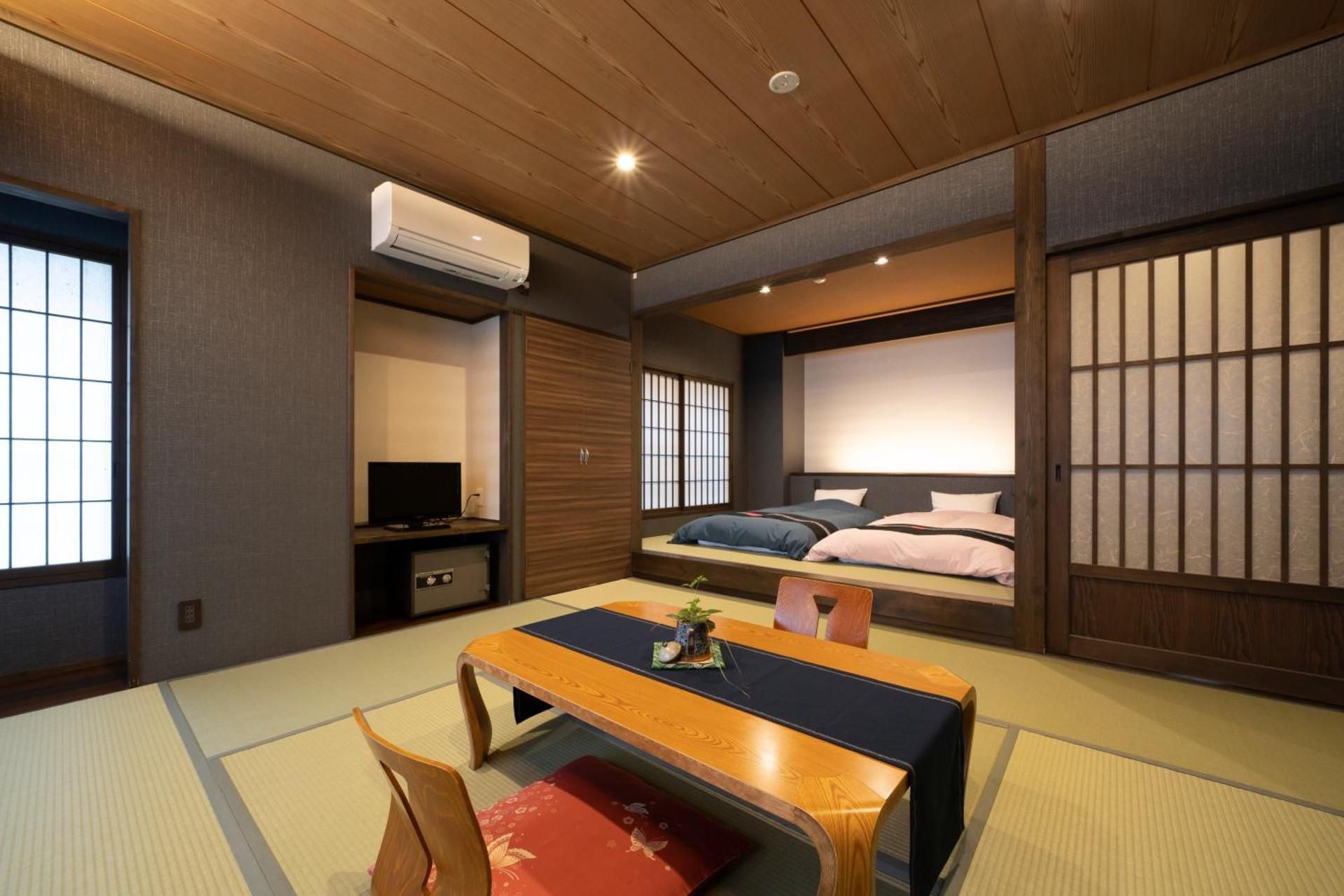 (210) Twin Room With Shared Bath