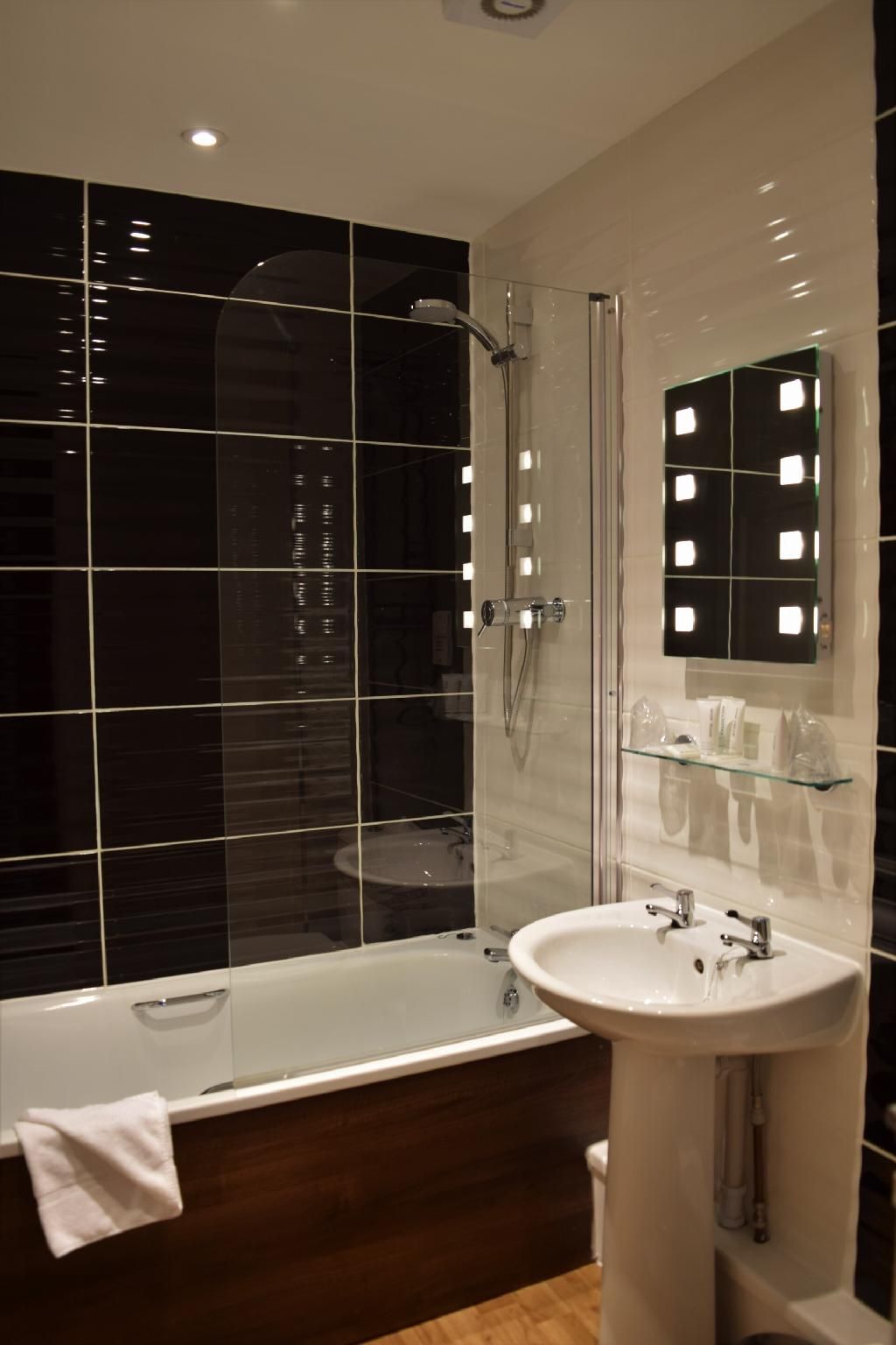Uno Hotel Rose and Crown Tonbridge Twin room-Ensuite with Bath-Garden view-Classic 3