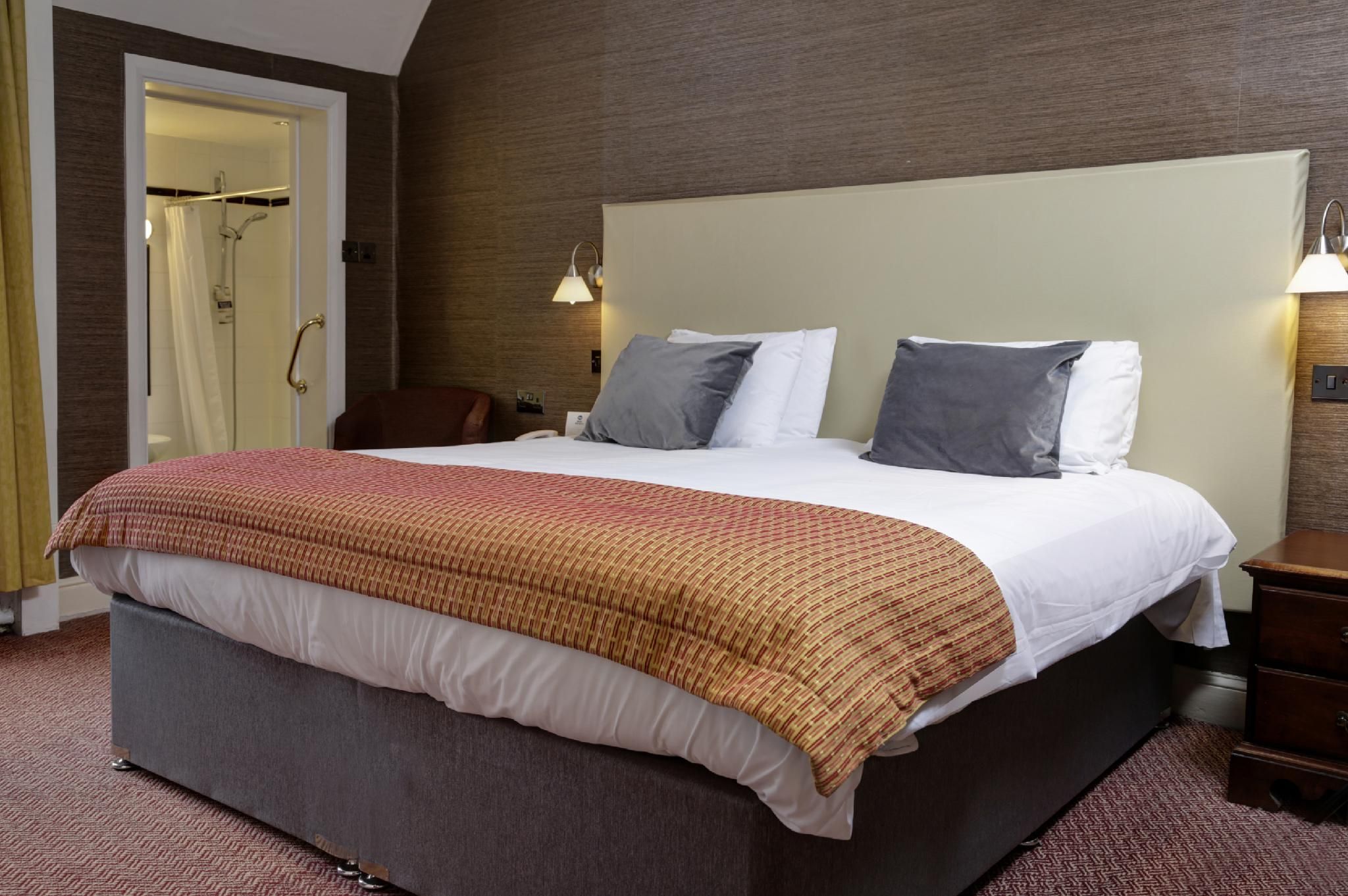 Deluxe-Triple room-Ensuite with Bath-City view-3 singles or 1Dbl + 1Sgl