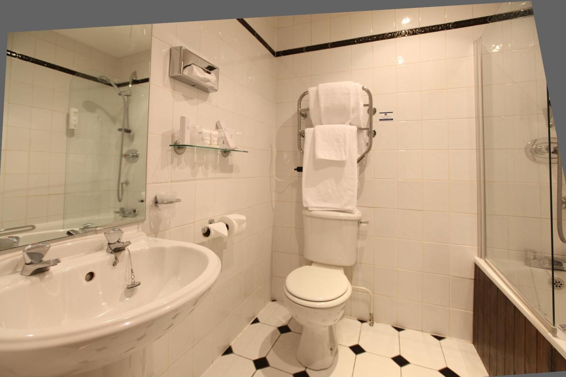 Uno Hotel Rose and Crown Tonbridge Superior Double Room 3