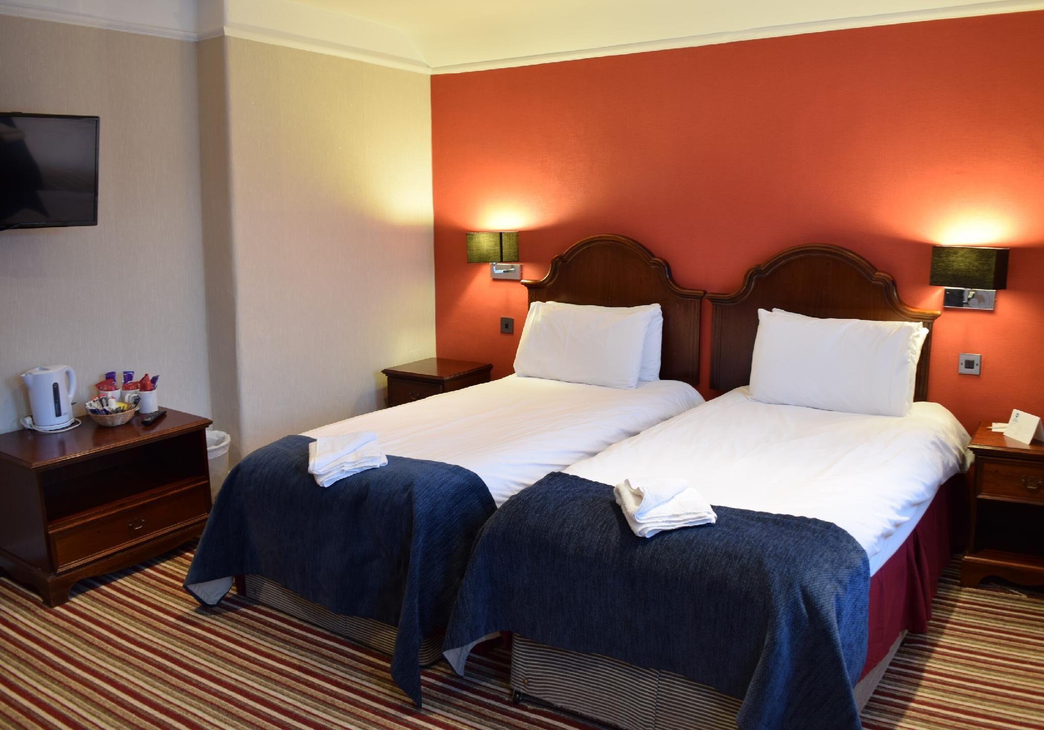Uno Hotel Rose and Crown Tonbridge Twin room-Ensuite with Bath-Garden view-Classic 2