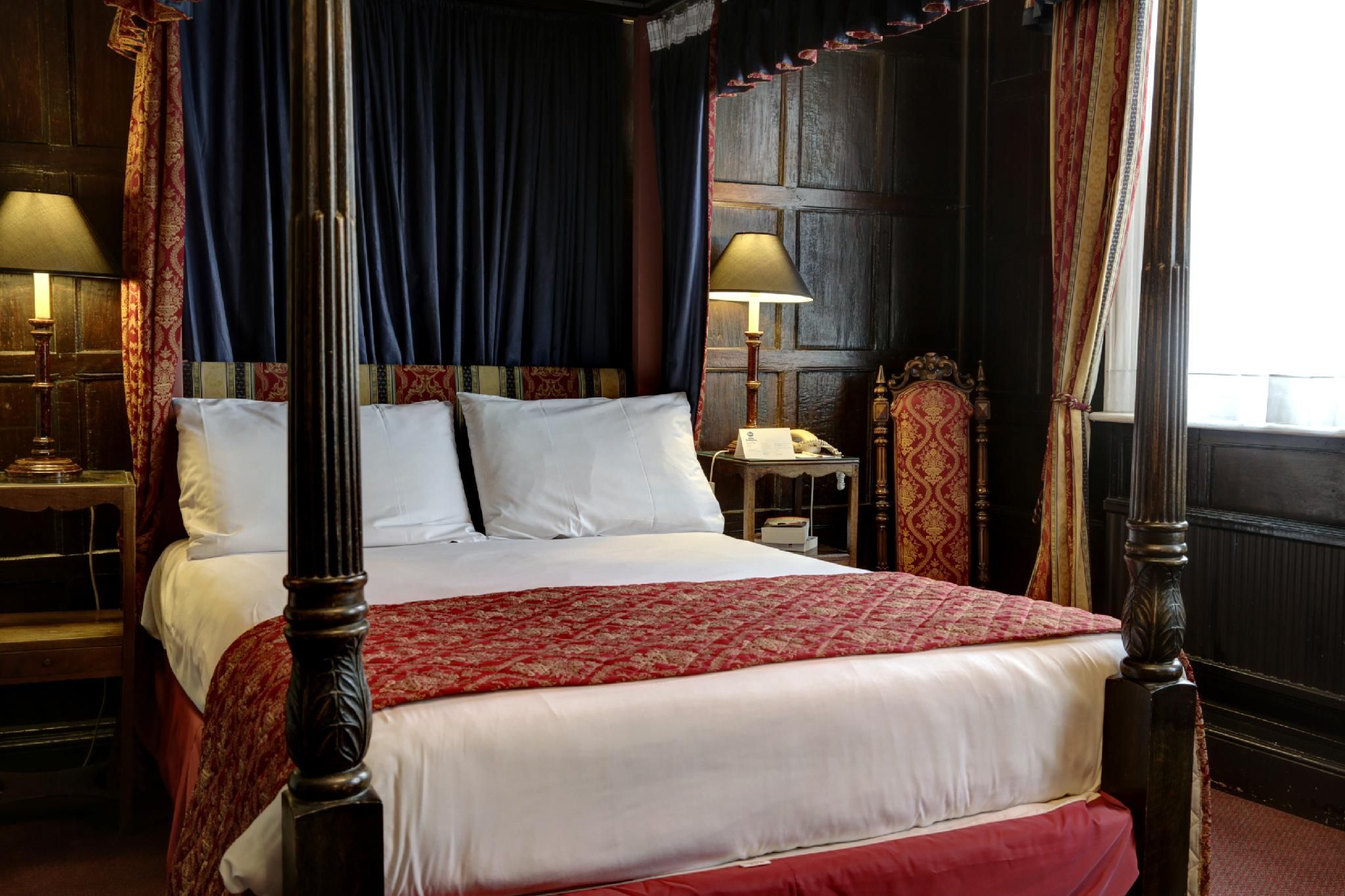 Victoria Room 4 Poster-Superior-Queen-Ensuite with Bath-City view