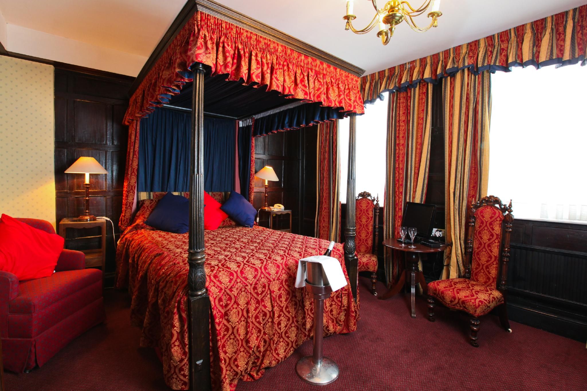 Victoria Room 4 Poster-Superior-Queen-Ensuite with Bath-City view