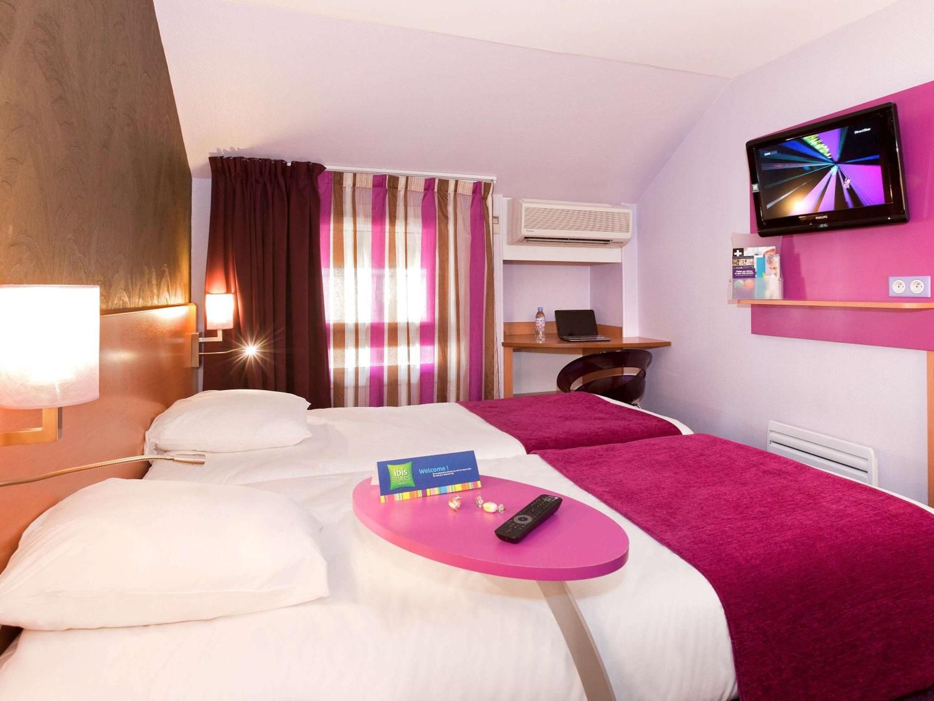 Room with twin beds and 2 sofas or 1 double bed and 2 sofas