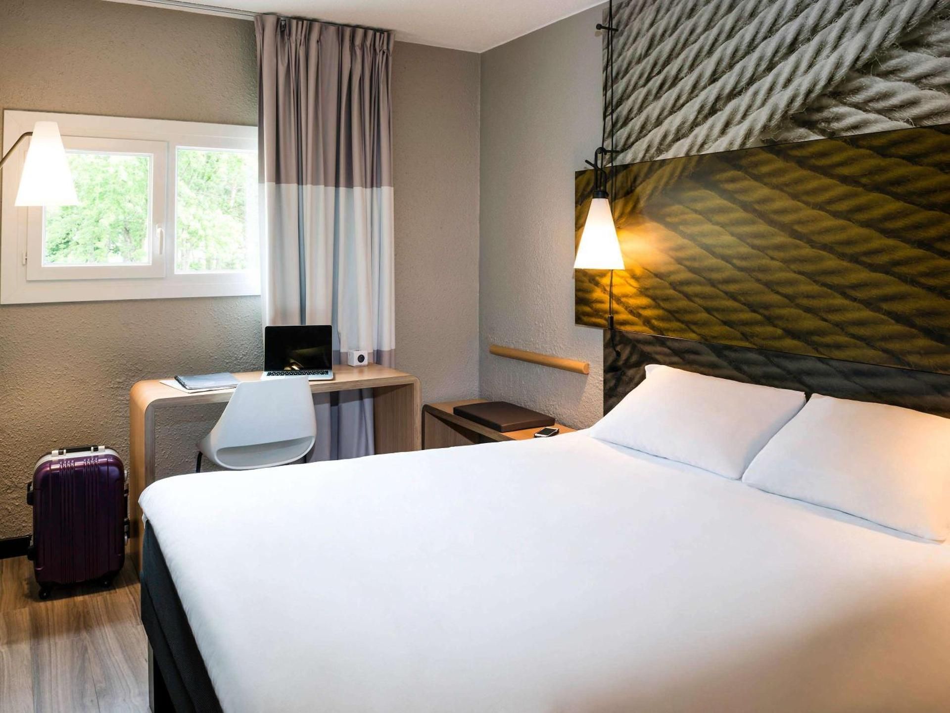 Standard Room with one double bed and one single bed