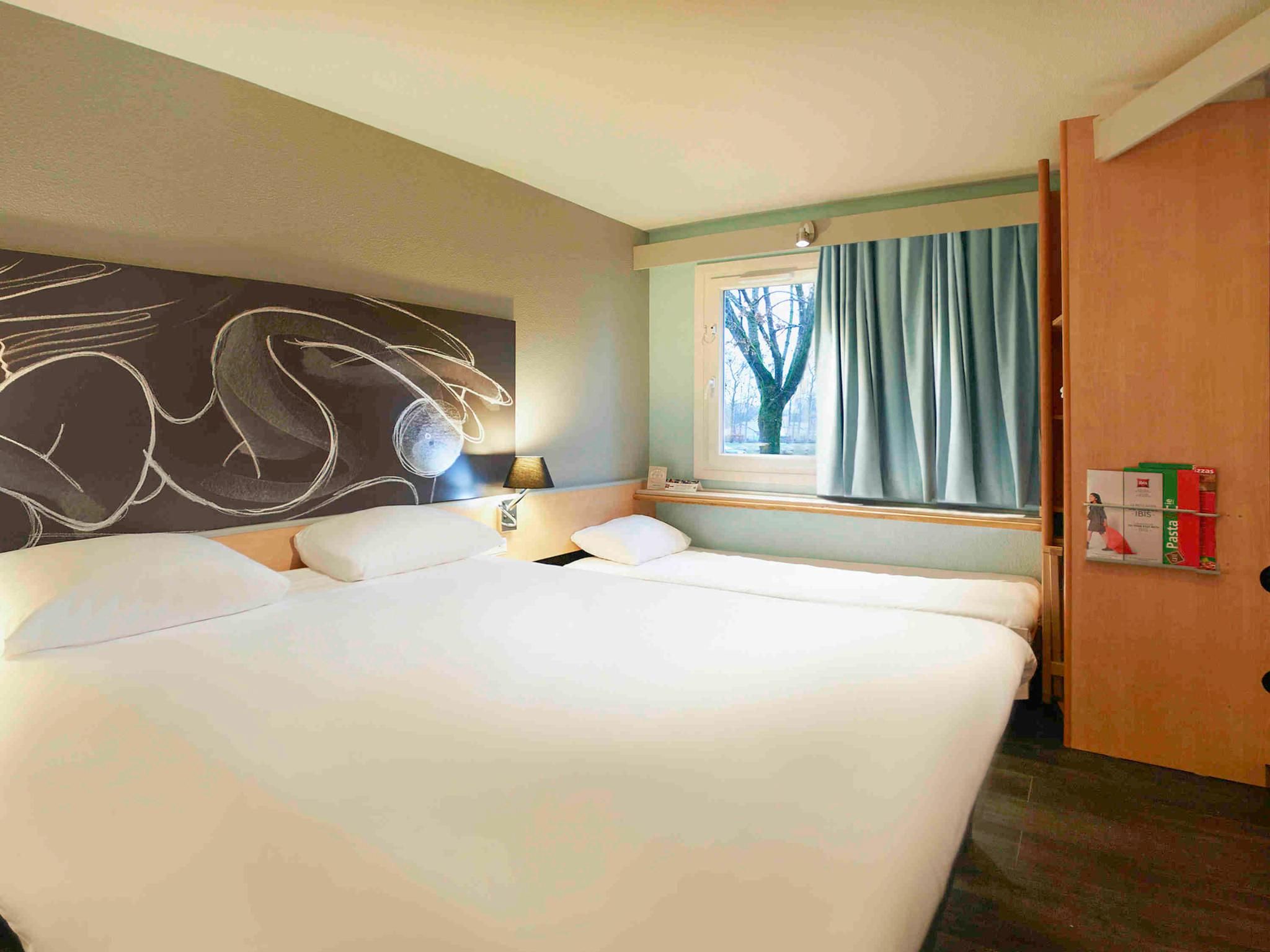 Standard Room with one double bed and one single bed