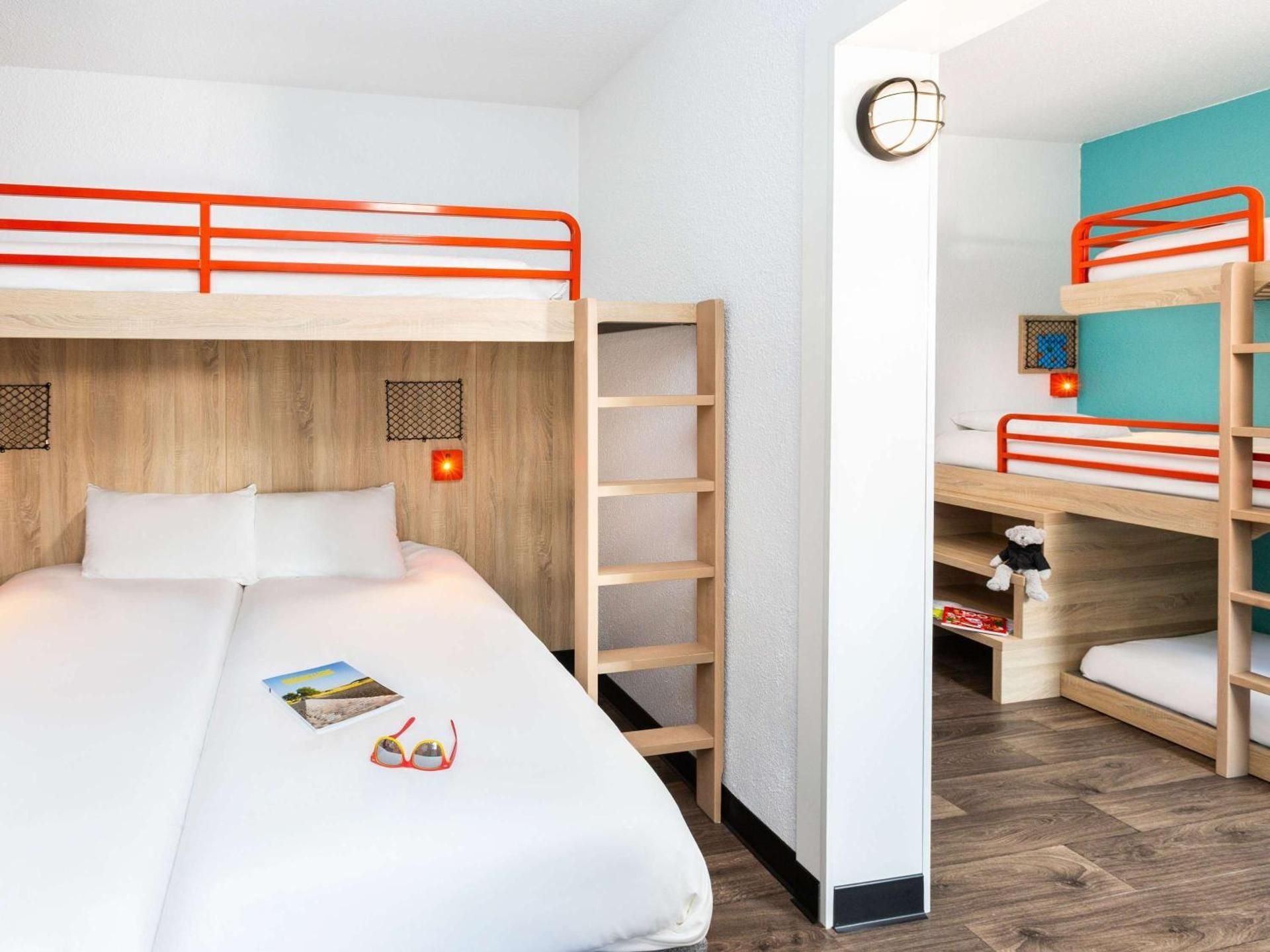 Tandem Room with Shared Bathroom