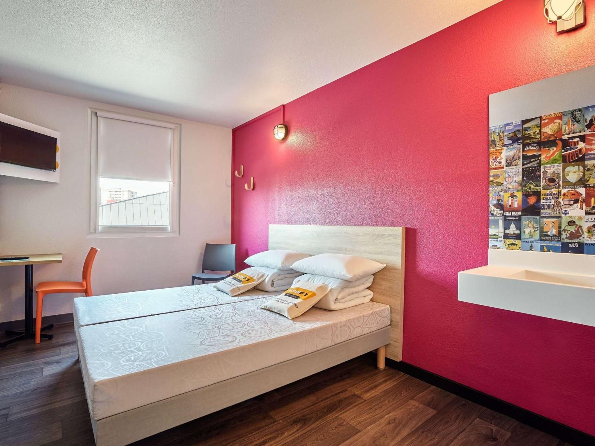Tandem Room with Shared Bathroom