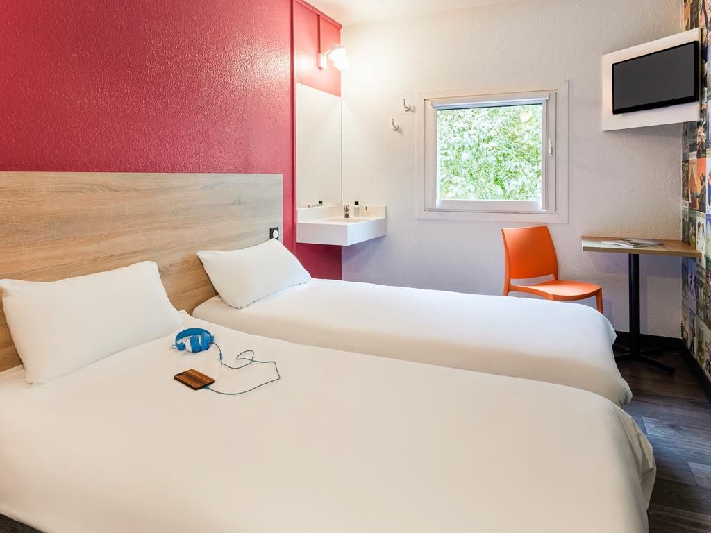 Side-Car Room for 2 travelers maximum - #ontheroad basics