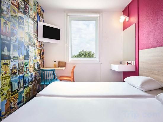 Side-Car Room for 2 travelers maximum - #ontheroad basics