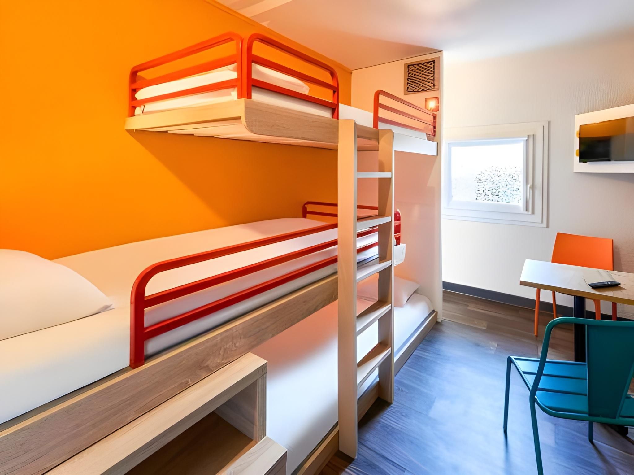 Cabrio Room 3 Single Beds With Bathroom
