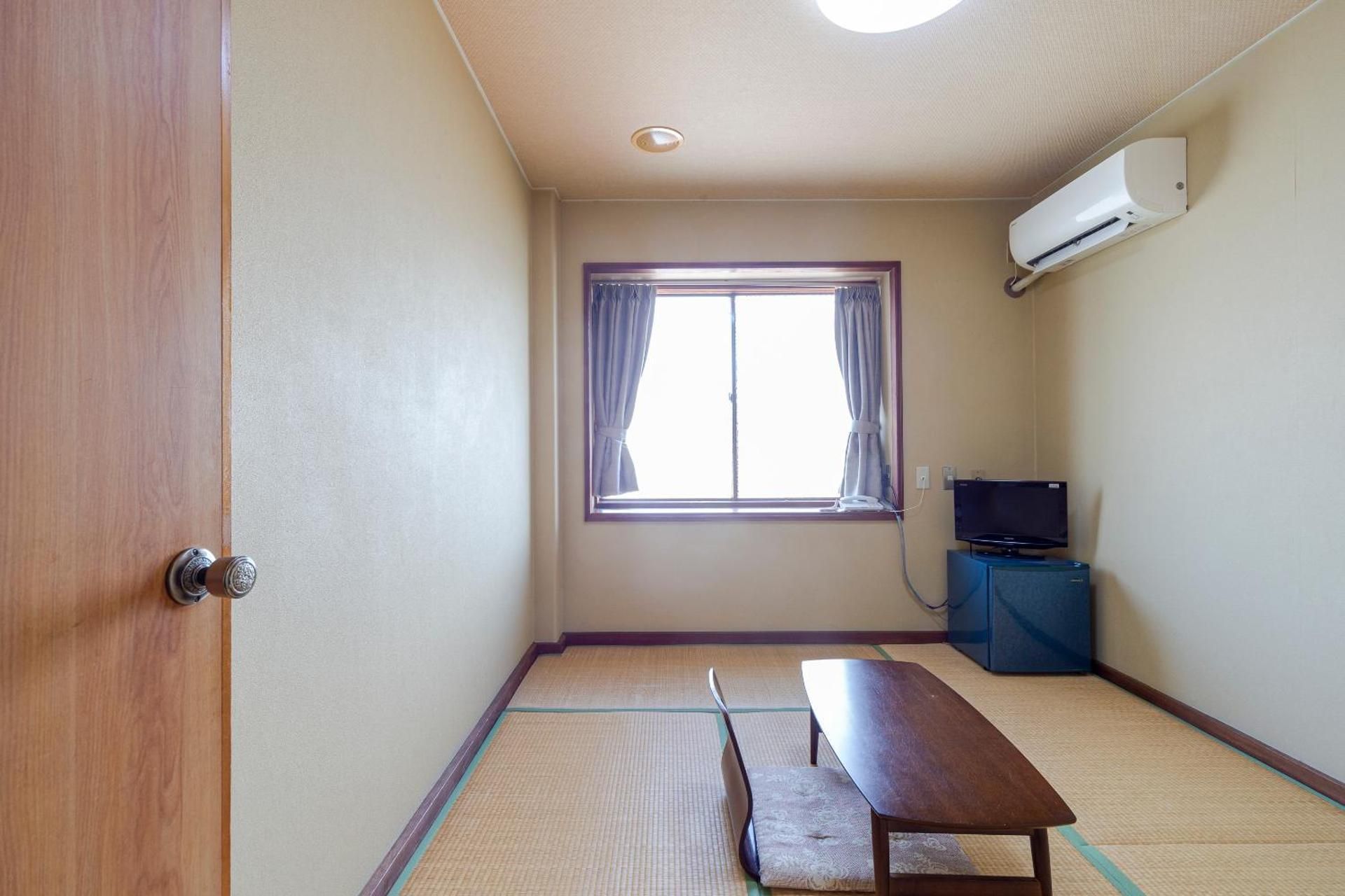 Japanese-Style Single Room with Shared Bathroom - Smoking