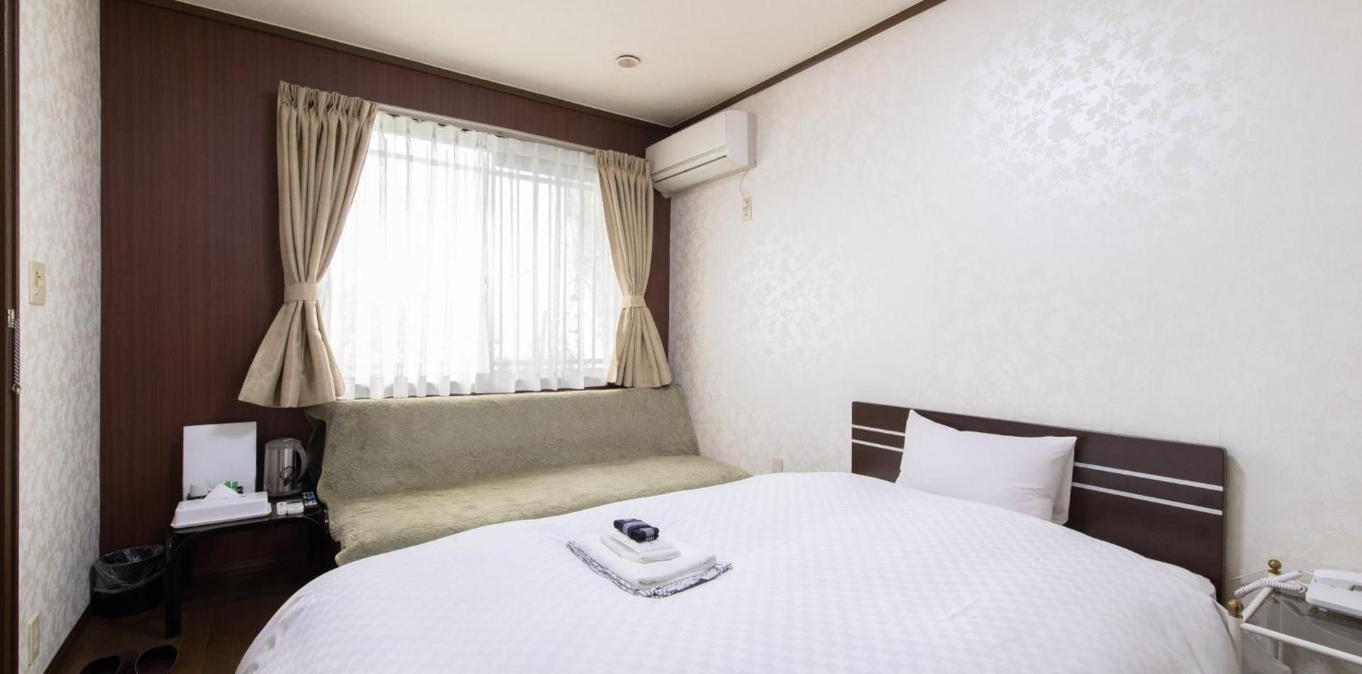 Single Room with Shared Bathroom - Smoking