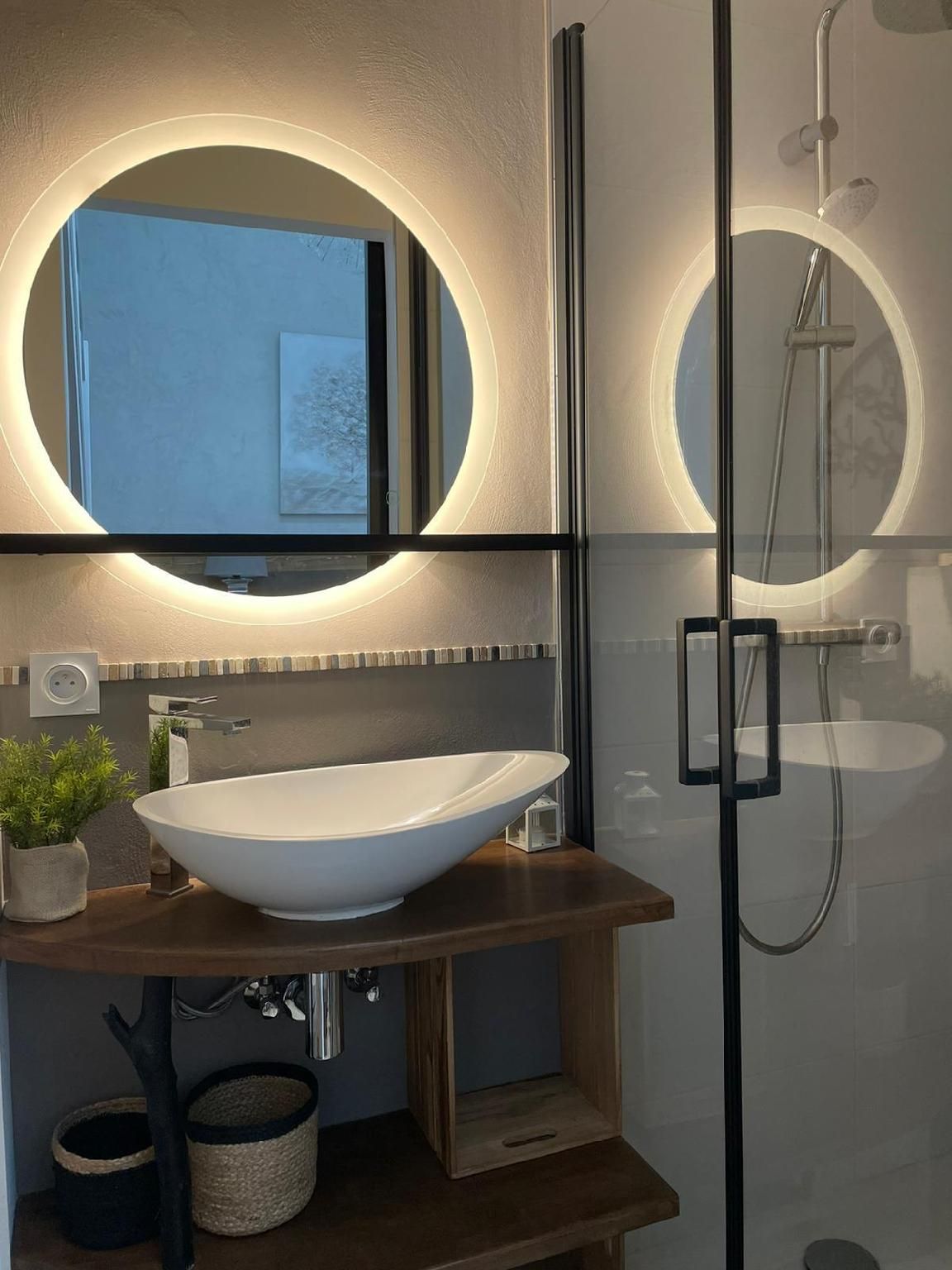 Family room-Exclusive-Ensuite with Shower-Patio-Anaëlle