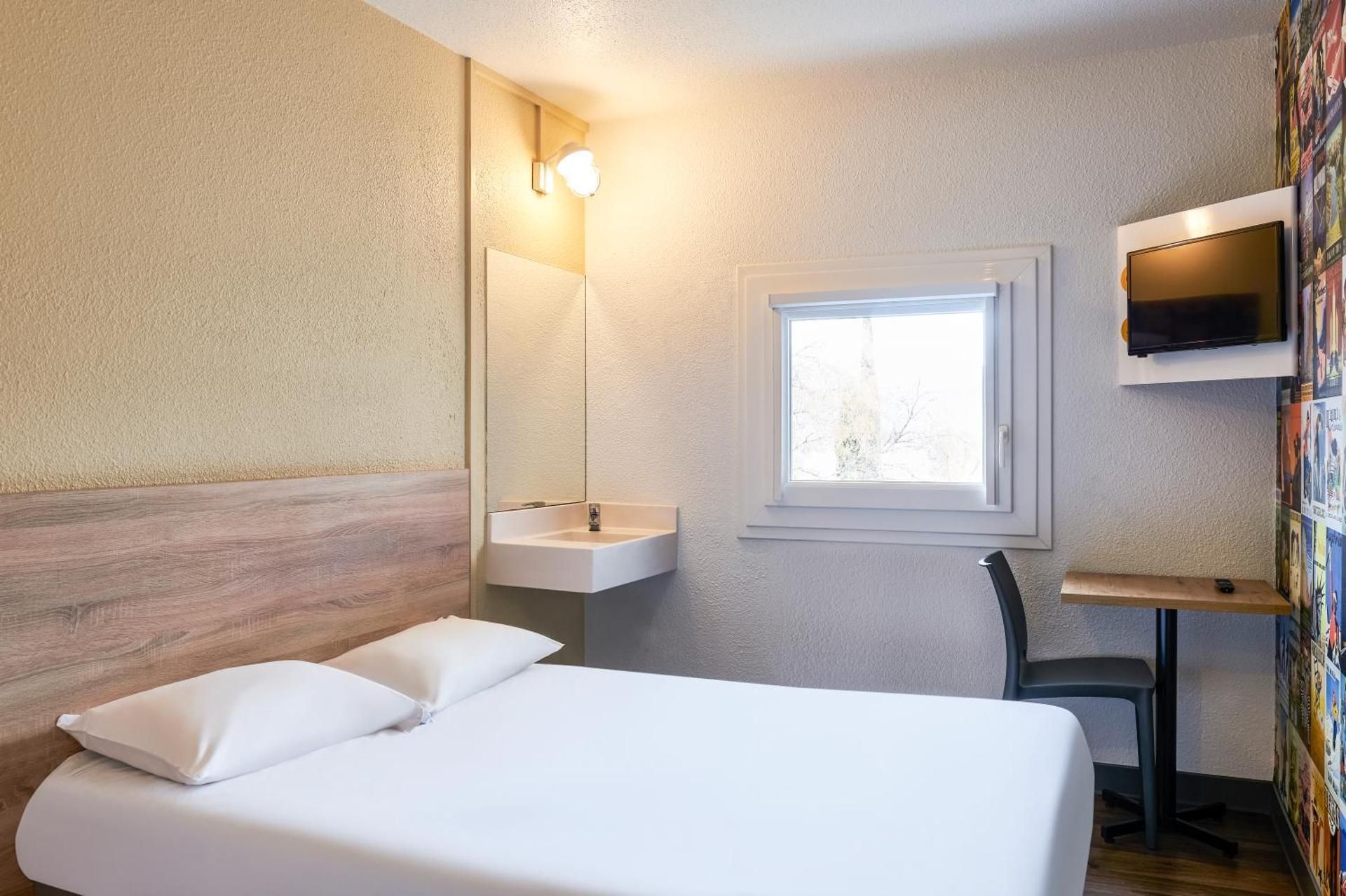 Tandem room for up to 2 with shared bathroom facilities