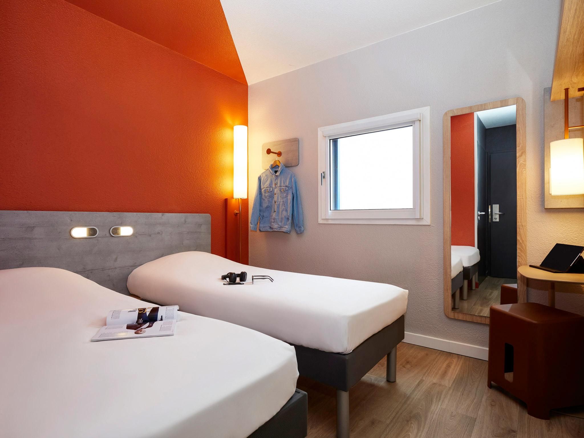 TWIN - room with 2 single beds
