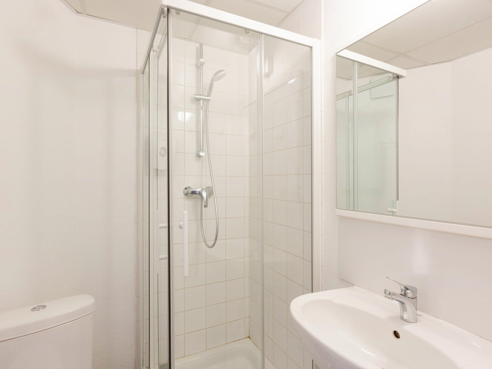 Hotel F1 Reims Tinqueux Room with 4 single beds and bathroom 3