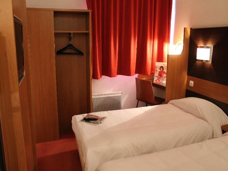 Hotel F1 Reims Tinqueux Room with 2 single beds and bathroom 2