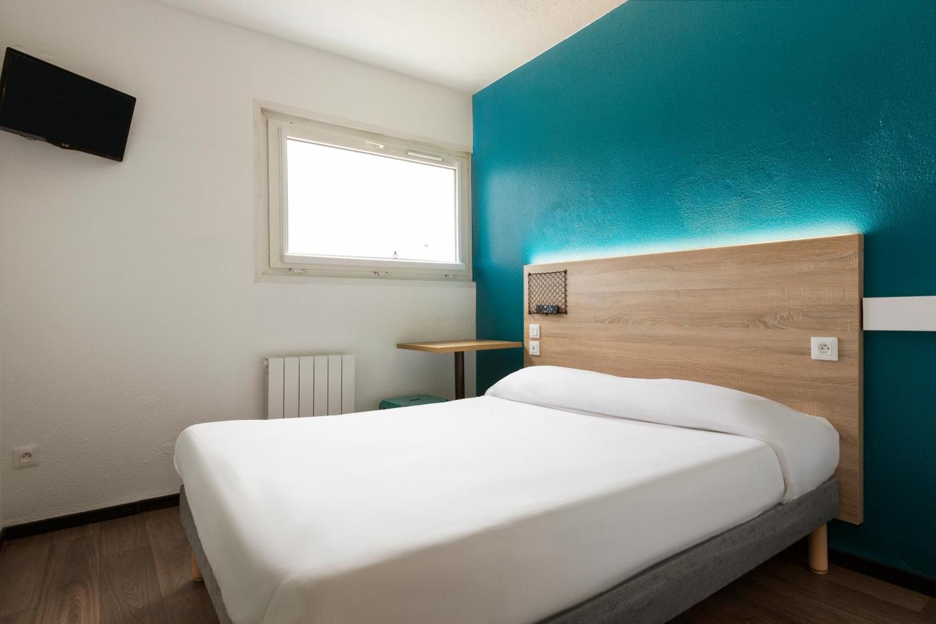 Hotel F1 Reims Tinqueux Room with one double bed and bathroom 2