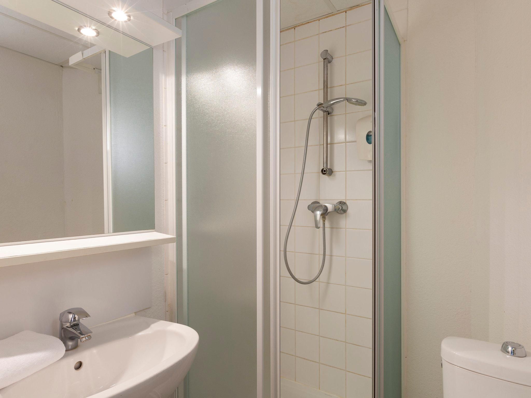 Room with 1 double bed, 2 single beds and bathroom