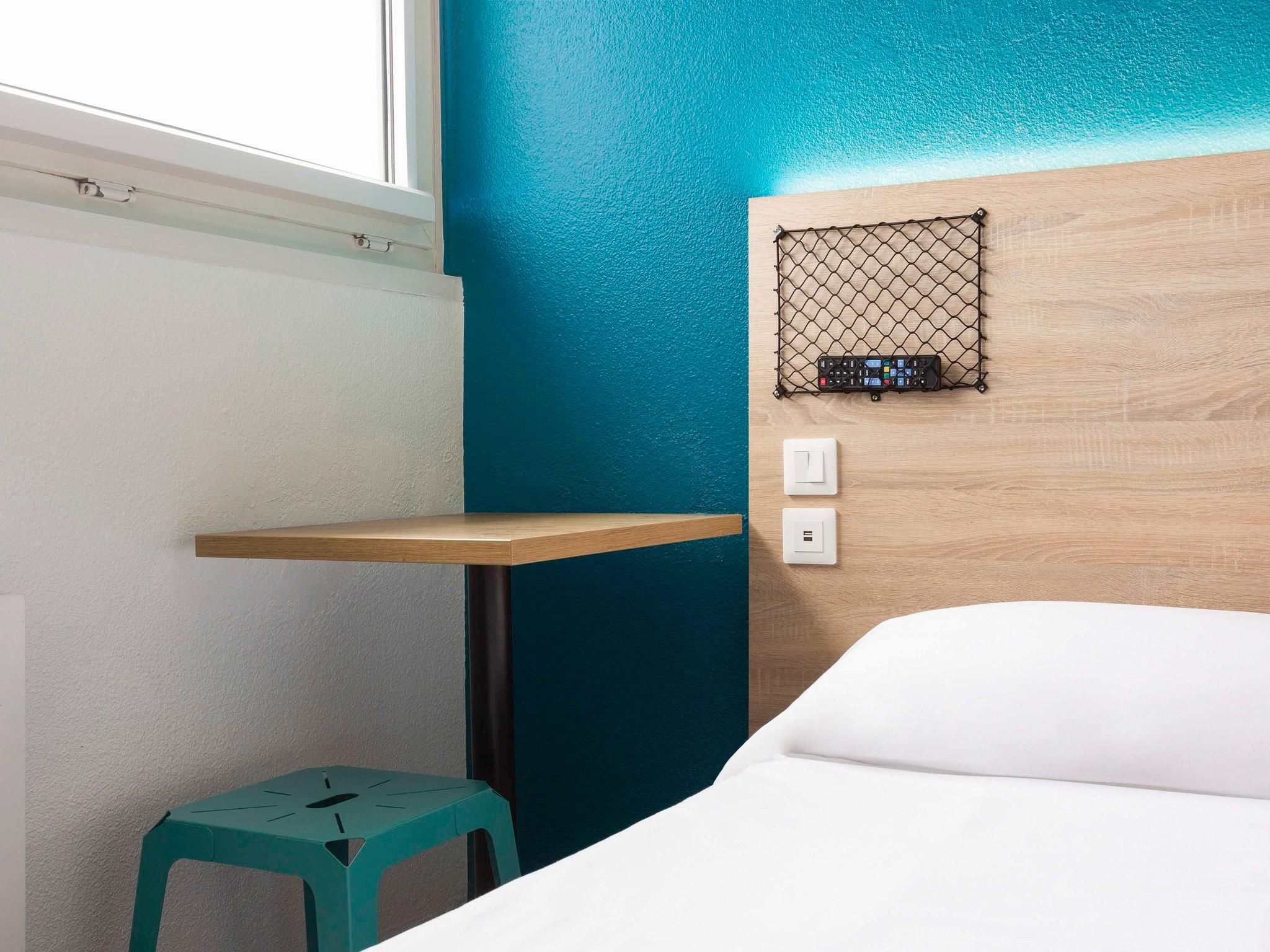 Hotel F1 Reims Tinqueux Room with 2 single beds and bathroom