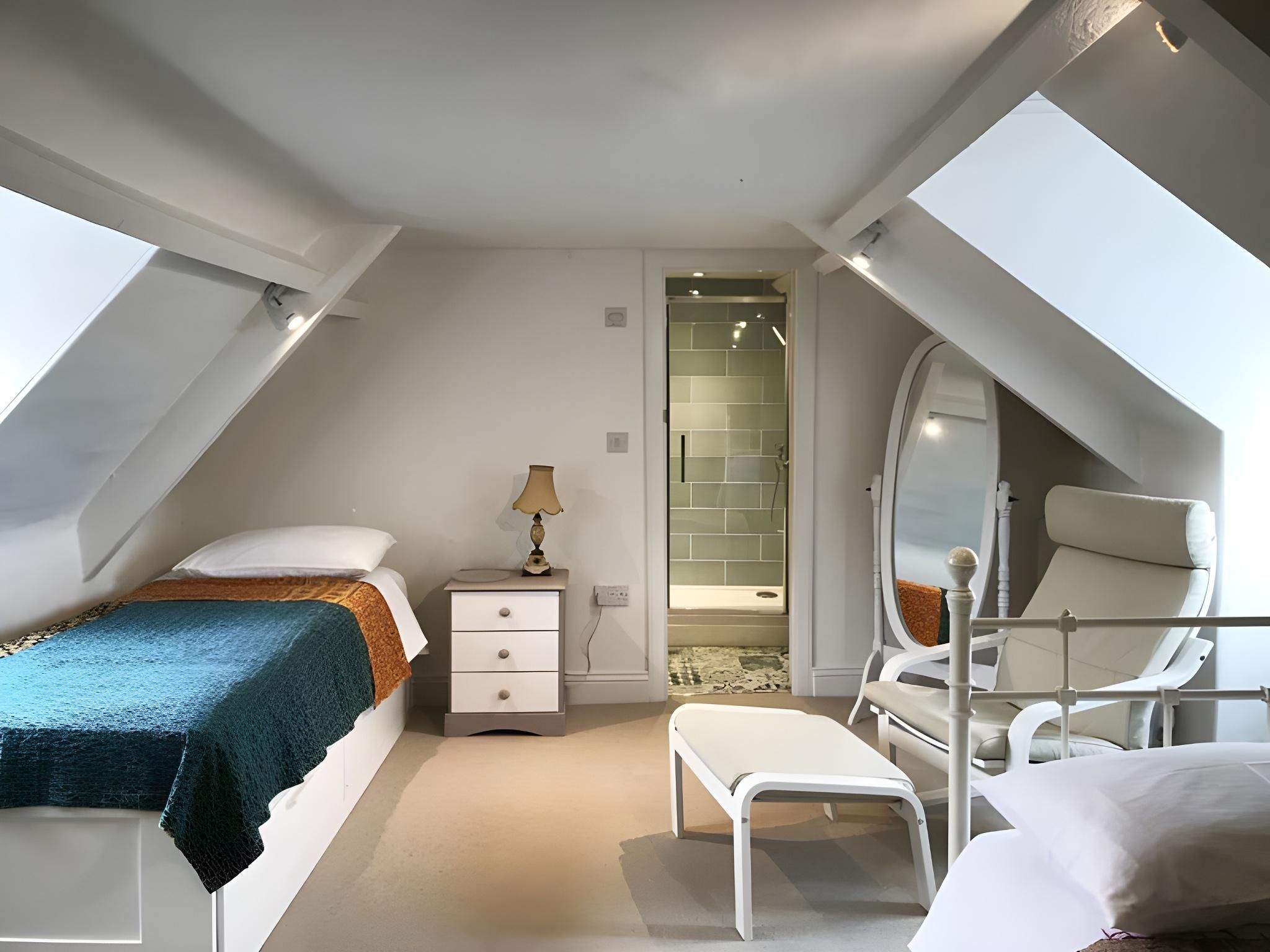 SEED Hub B&B Deluxe-Ensuite with Shower-Twin room-Courtyard view 3