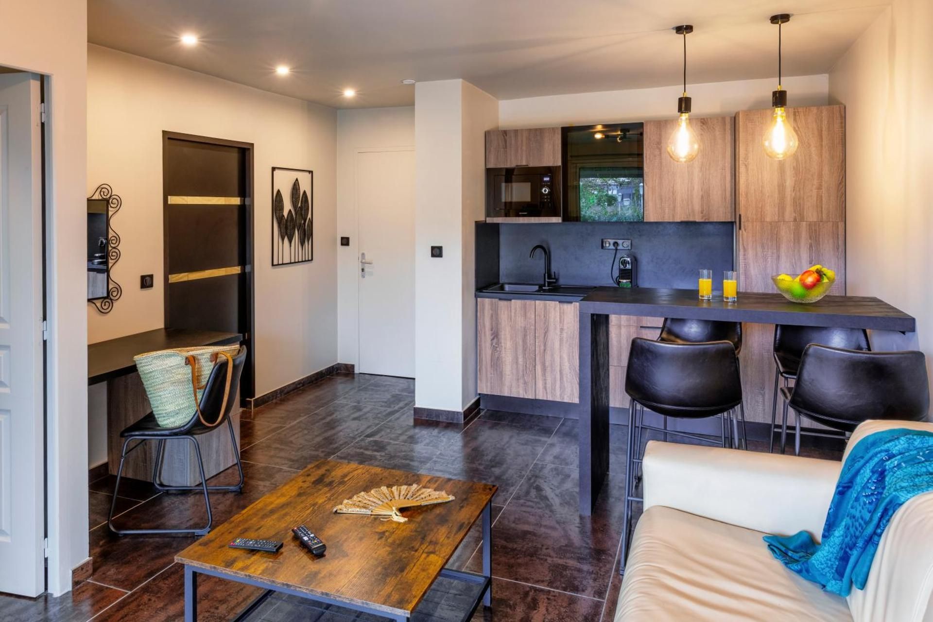 DELUXE APARTMENT