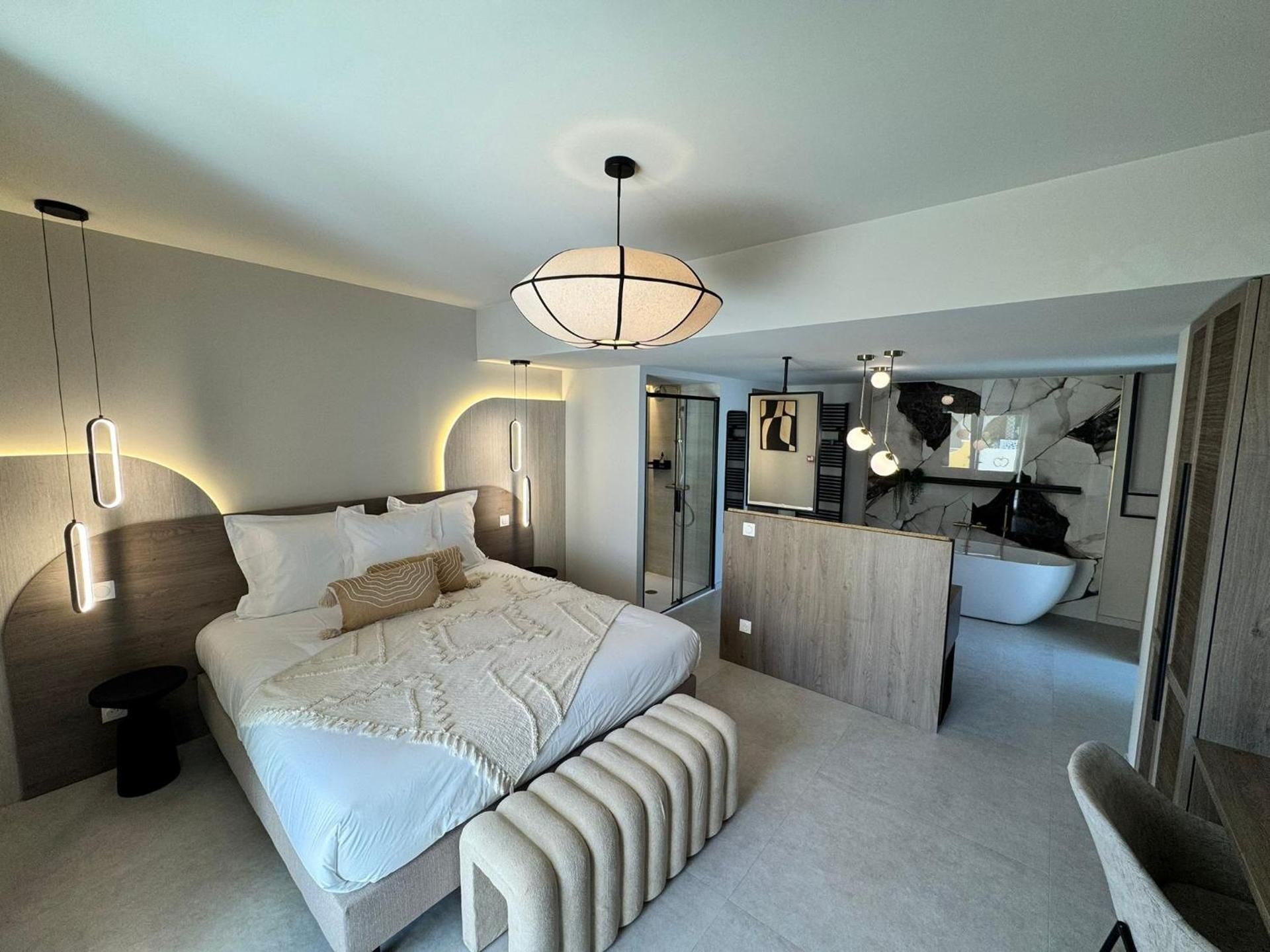 Deluxe Queen Suite