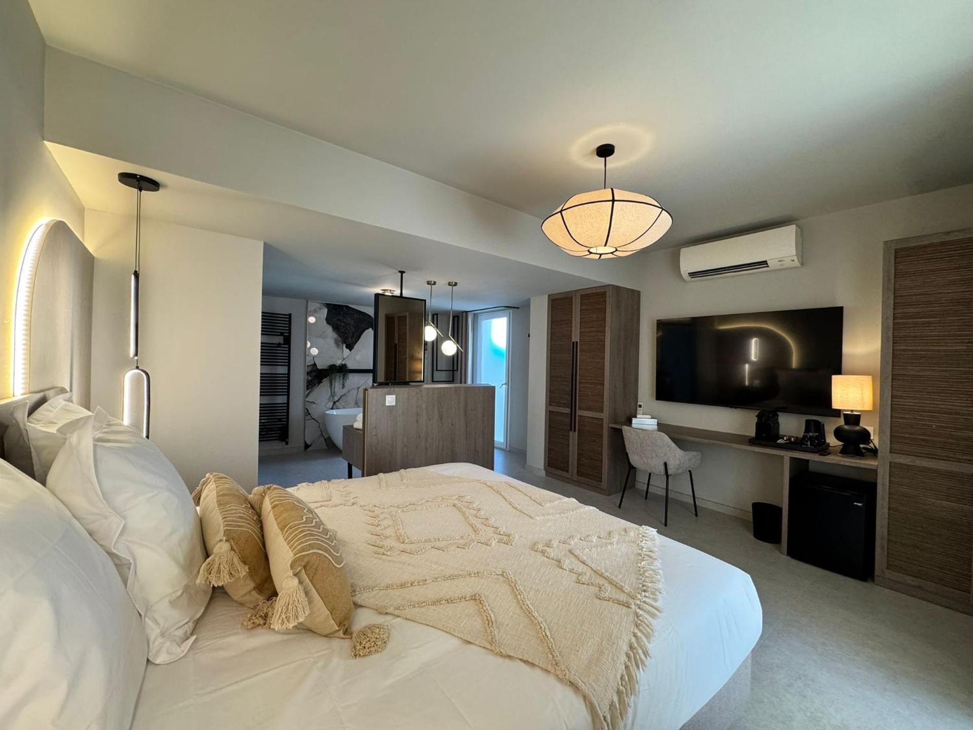 Deluxe Queen Suite